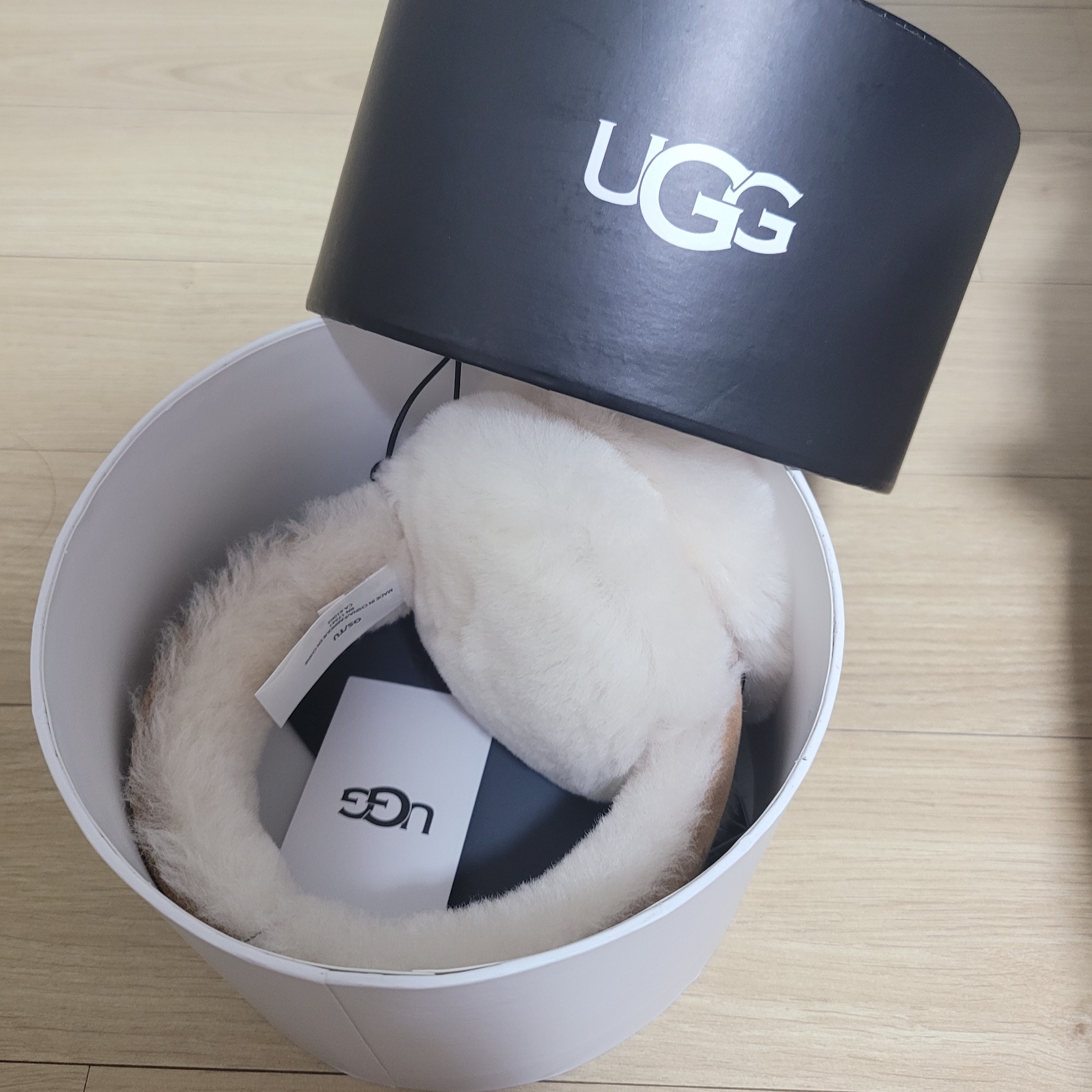 (W) UGG Embroidered Logo Earmuff Chestnut 착용 스타일
