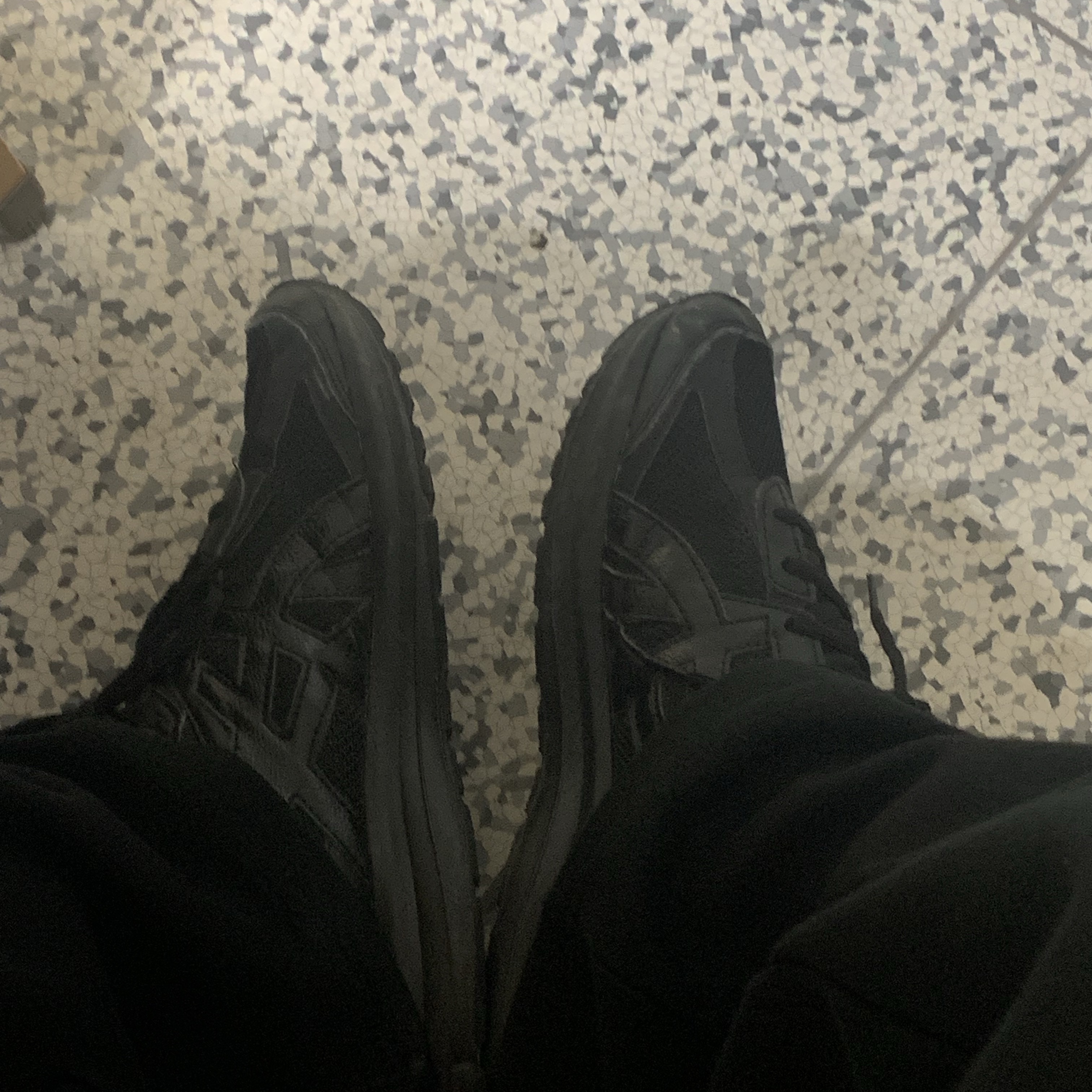 Asics Jog 100 S Black - 2E Wide 착용 스타일