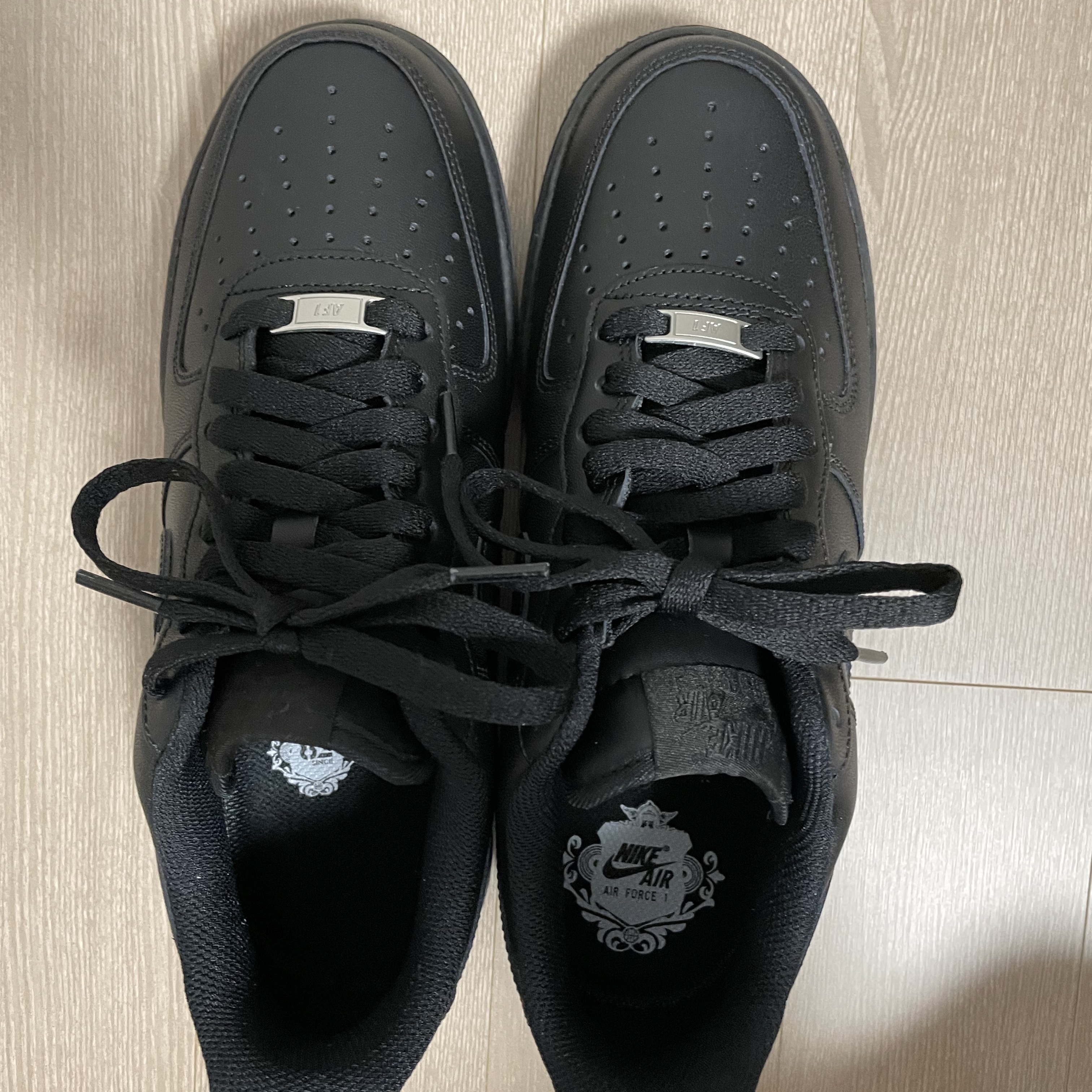 Nike Air Force 1 '07 Low Triple Black 착용 스타일 - 3