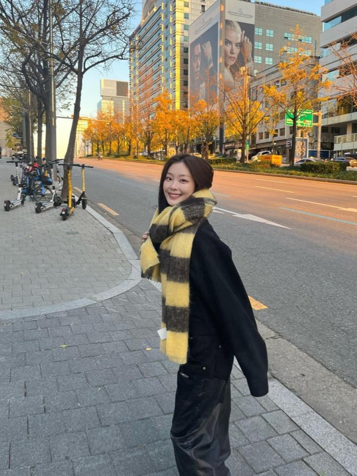 Acne Studios Mohair Check Muffler Blue Beige Black, COS Oversized Mohair Blend Muffler Brown Yellow Striped 착용 스타일 - 3