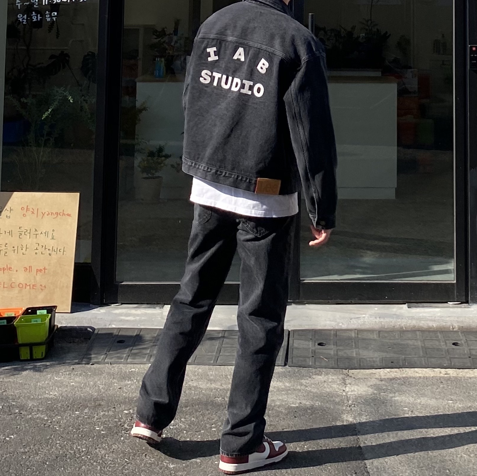 IAB Studio x Lee Denim Jeans Black, IAB Studio x Lee Denim Jacket Black 착용 스타일