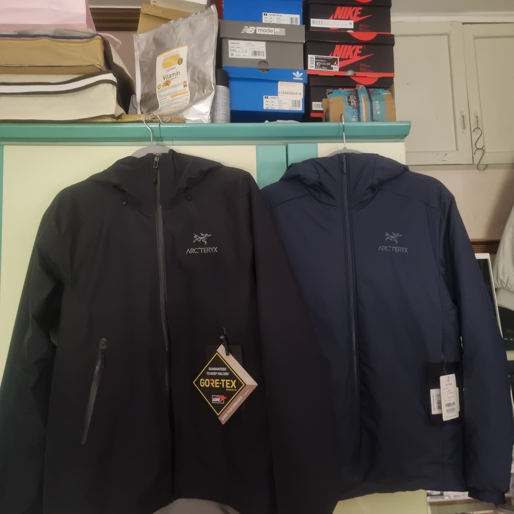 Arc'teryx Beta LT Jacket Black, Arc'teryx Atom AR Hoody Black Sapphire 착용 스타일