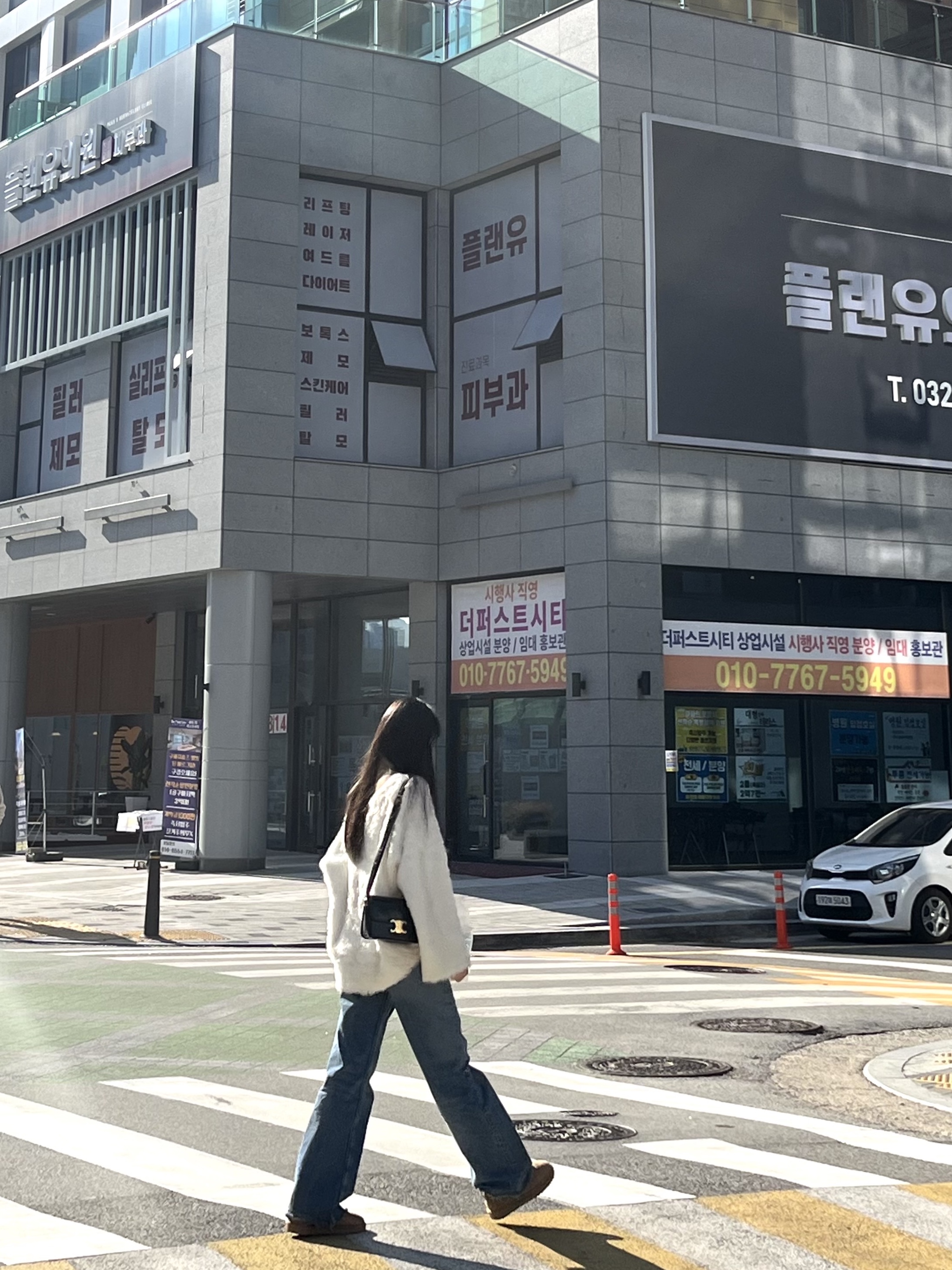 (W) UGG Classic Ultra Mini Boots Chestnut 착용 스타일 - 4
