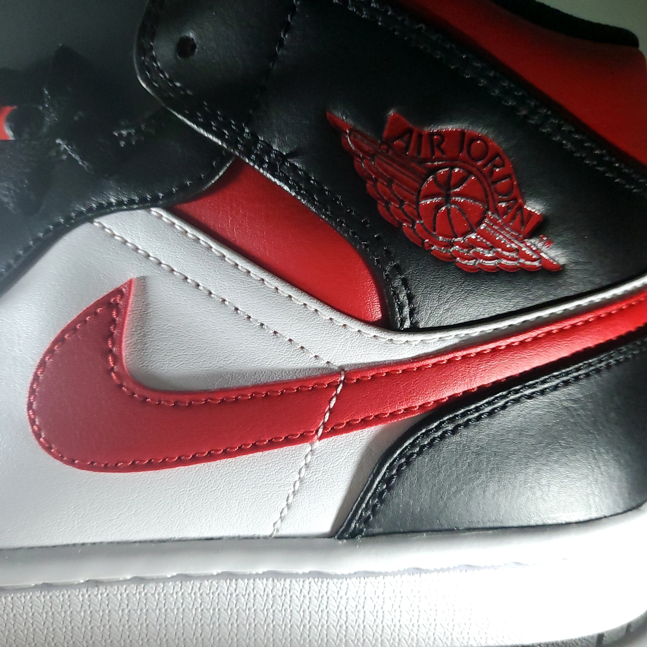 Jordan 1 Mid Black Fire Red 착용 스타일