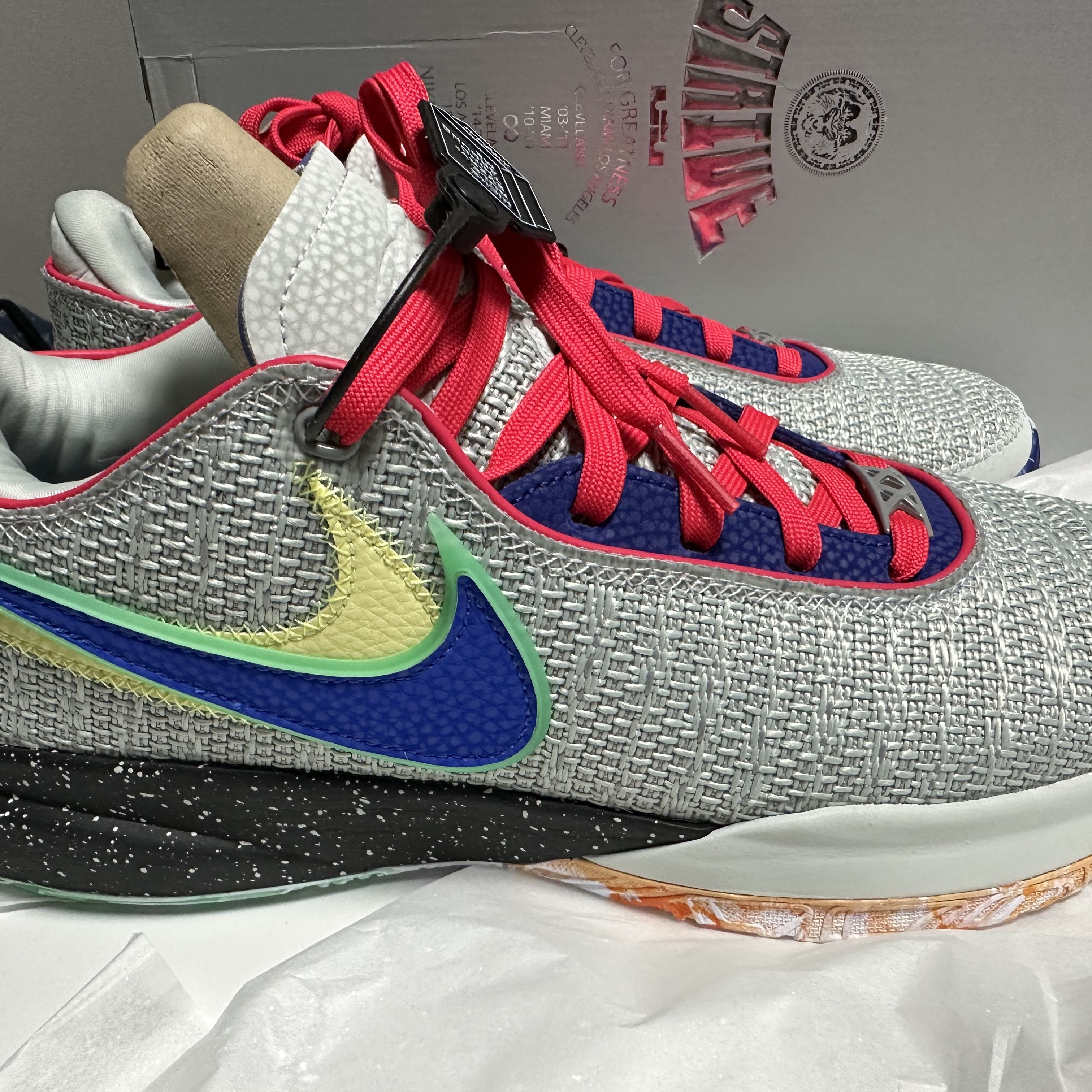Nike LeBron XX Light Silver Hyper Royal 착용 스타일 - 2