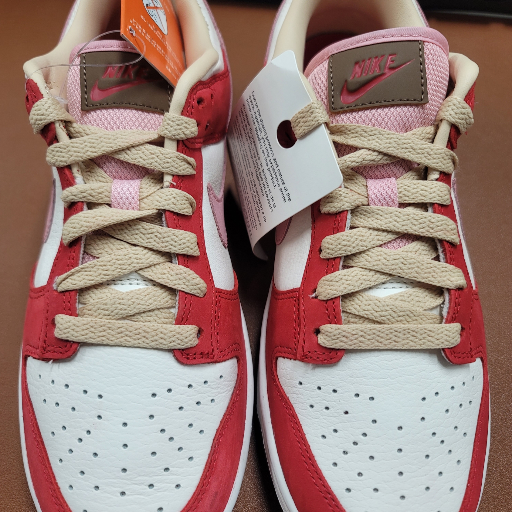 (W) Nike Dunk Low PRM Sail and Sport Red 착용 스타일 - 5