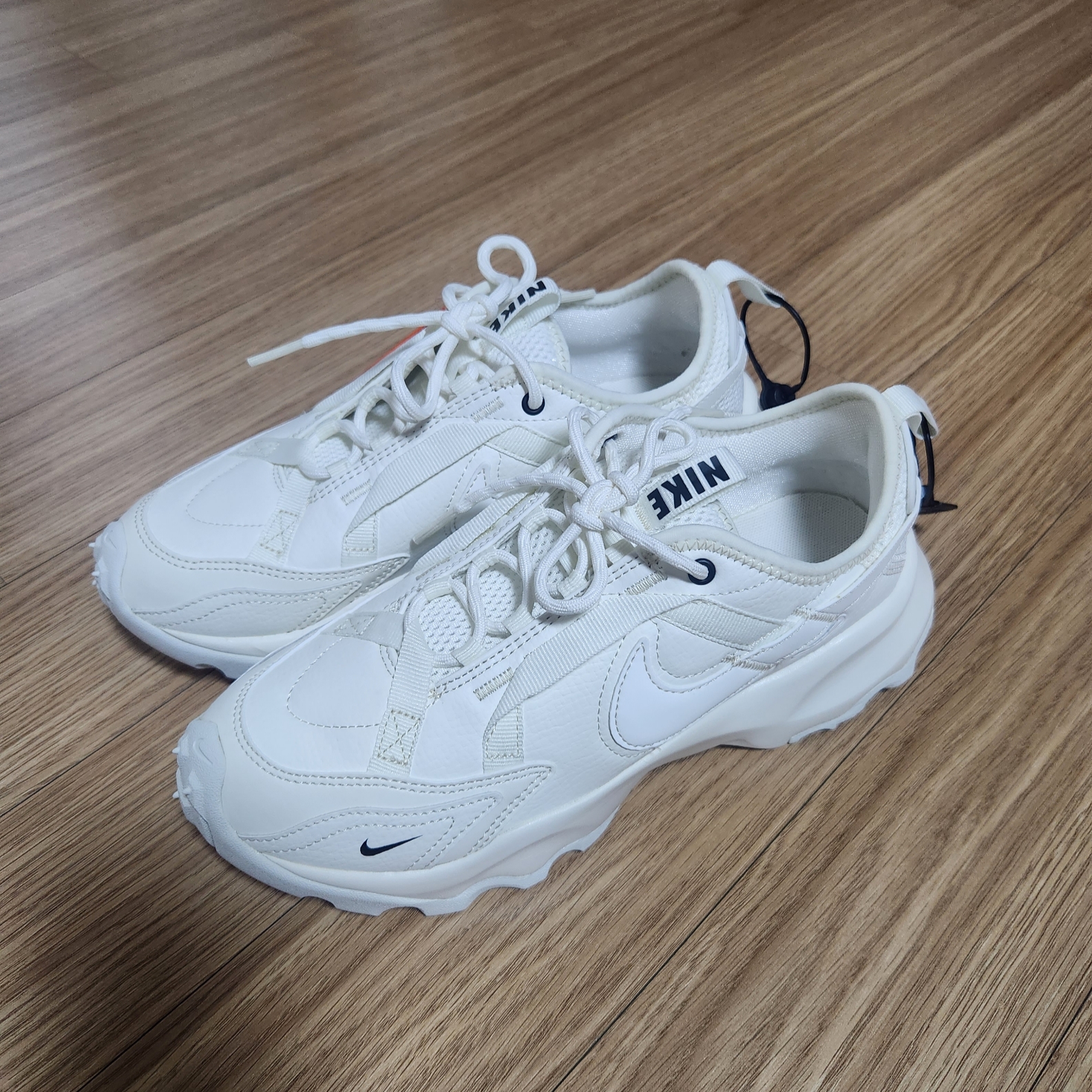 (W) Nike TC 7900 Summit White 착용 스타일 - 1