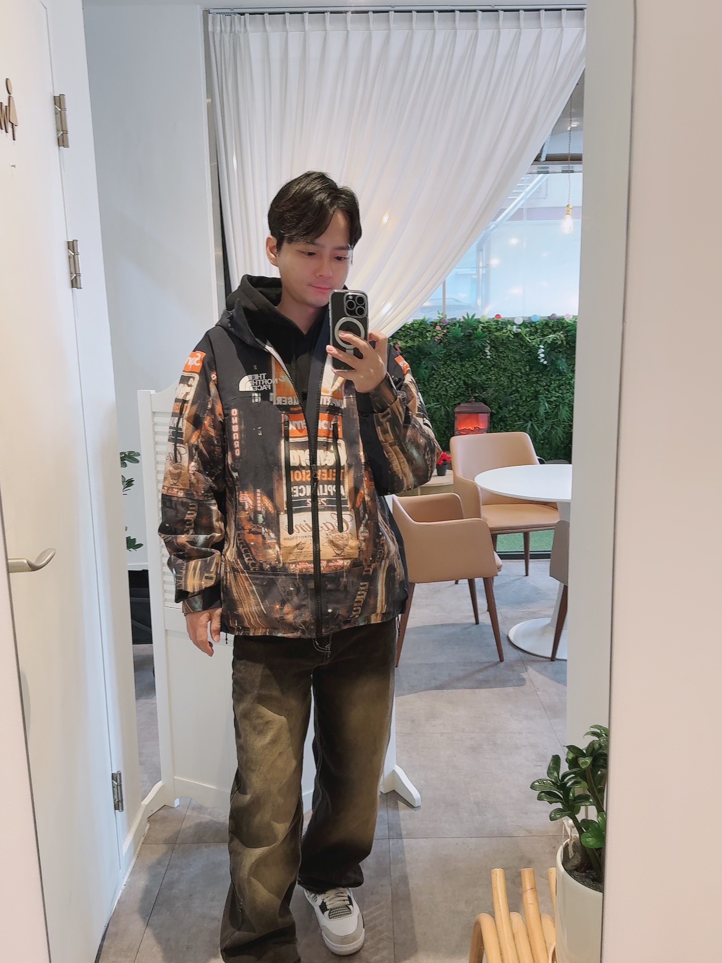 Supreme x The North Face Taped Seam Shell Jacket Times Square - 22FW, Jordan 4 Retro White and Black 착용 스타일 - 2