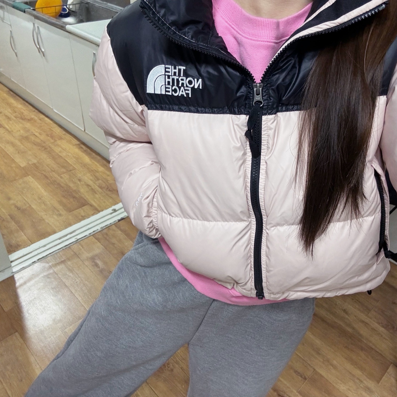 (W) The North Face Nuptse Short Jacket Pink Moss 착용 스타일 - 4