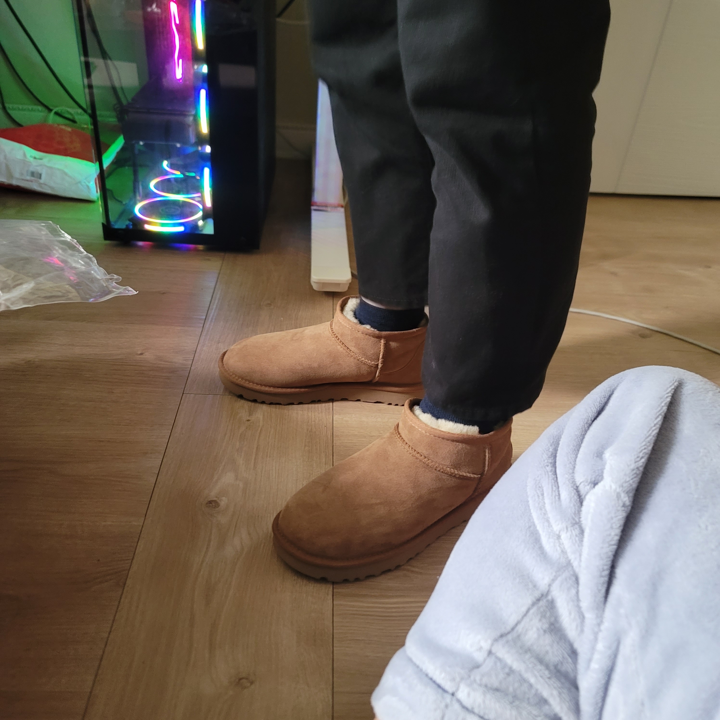 (W) UGG Classic Ultra Mini Boots Chestnut 착용 스타일 - 3