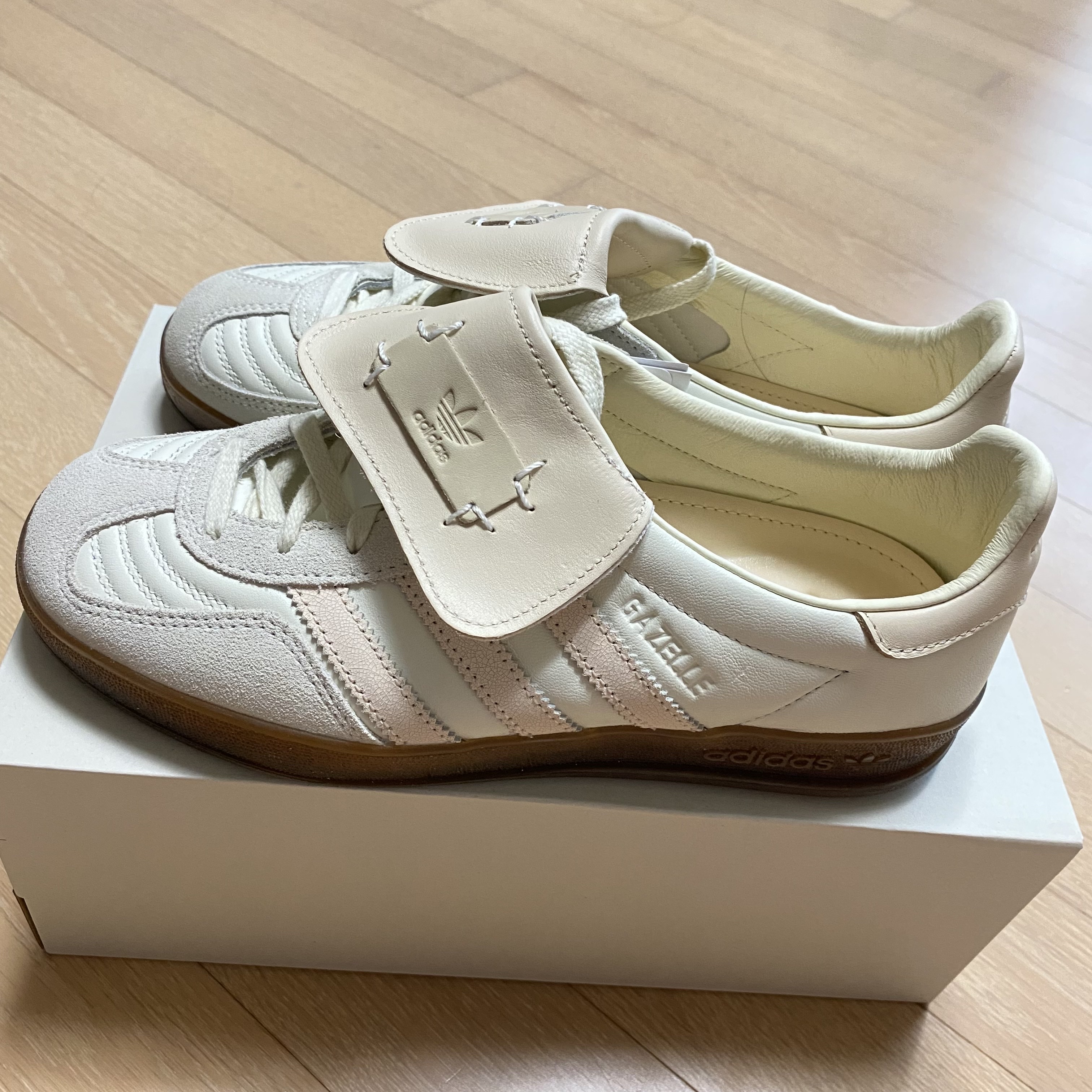 Adidas x Foot Industry Gazelle Indoor Off White Sand Strata 착용 스타일 - 2