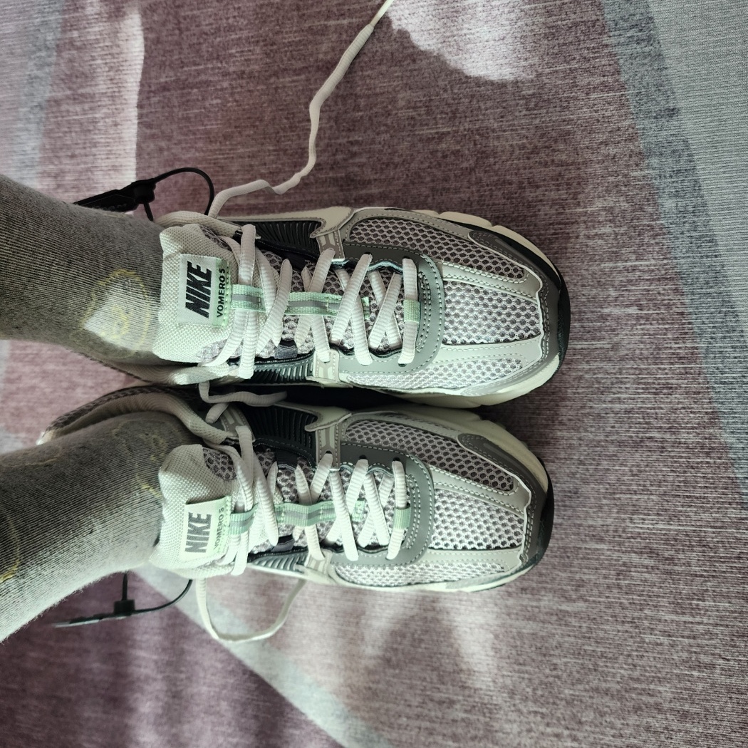 (W) Nike Zoom Vomero 5 Cobblestone and Flat Pewter 착용 스타일