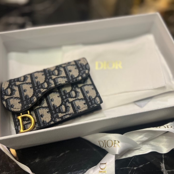 Dior Saddle Flap Card Holder Blue Dior Oblique Jacquard 착용 스타일 - 3