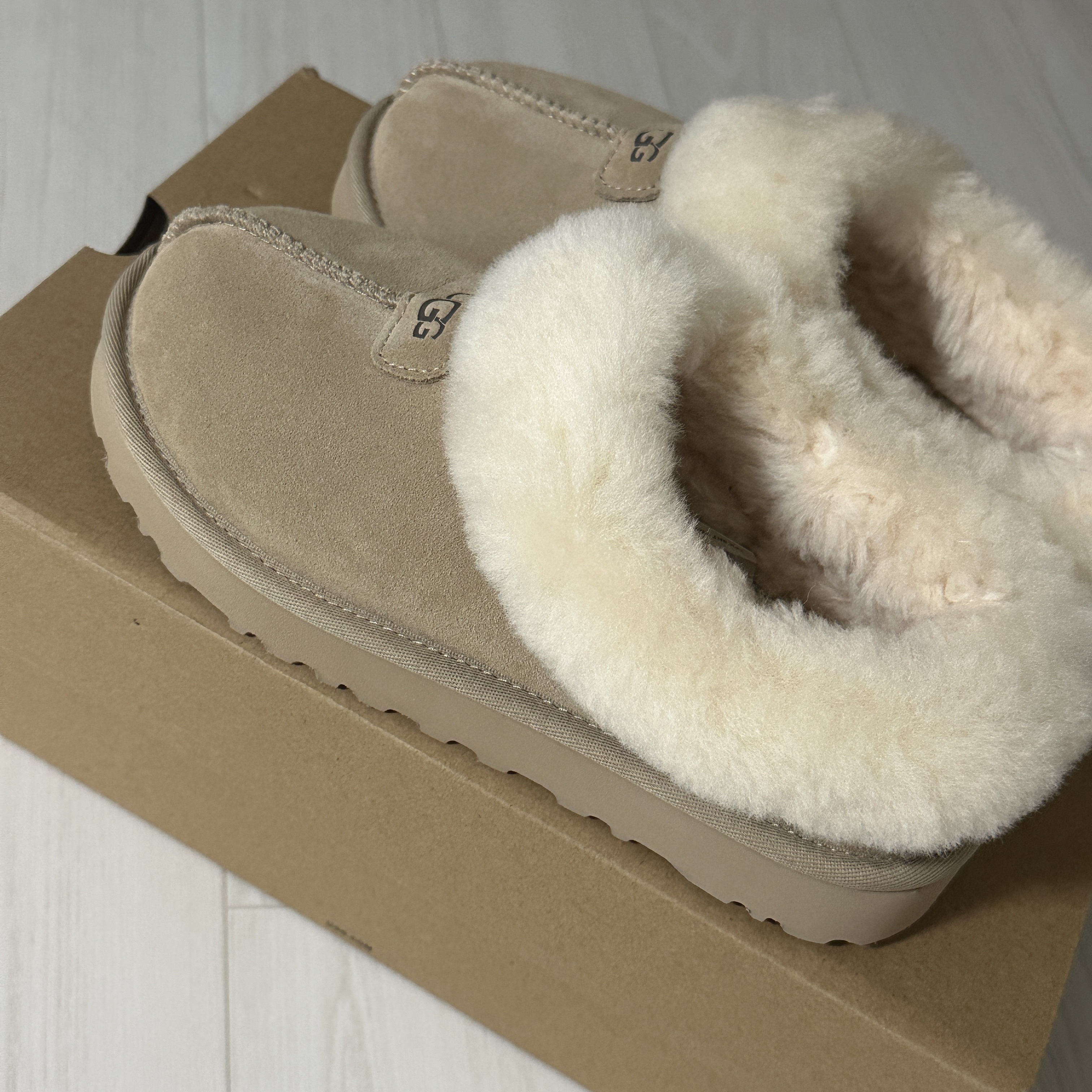 (W) UGG Tazzette Slipper Sand 착용 스타일 - 2