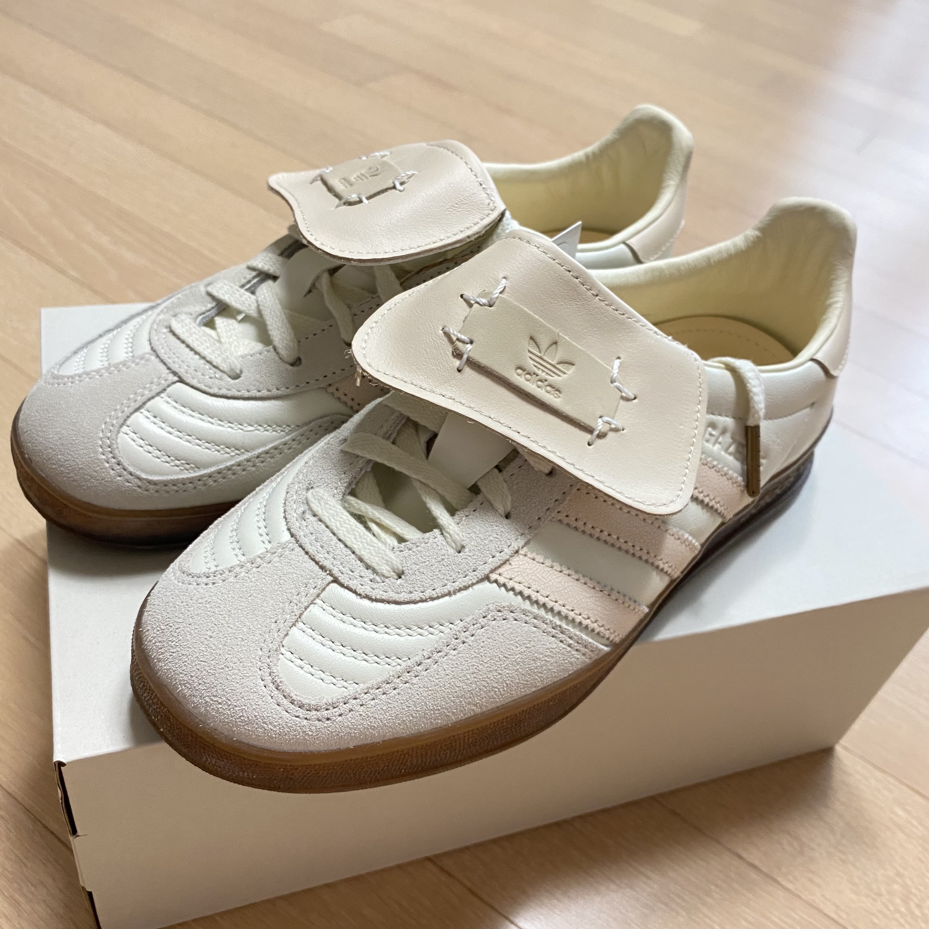 Adidas x Foot Industry Gazelle Indoor Off White Sand Strata 착용 스타일 - 1