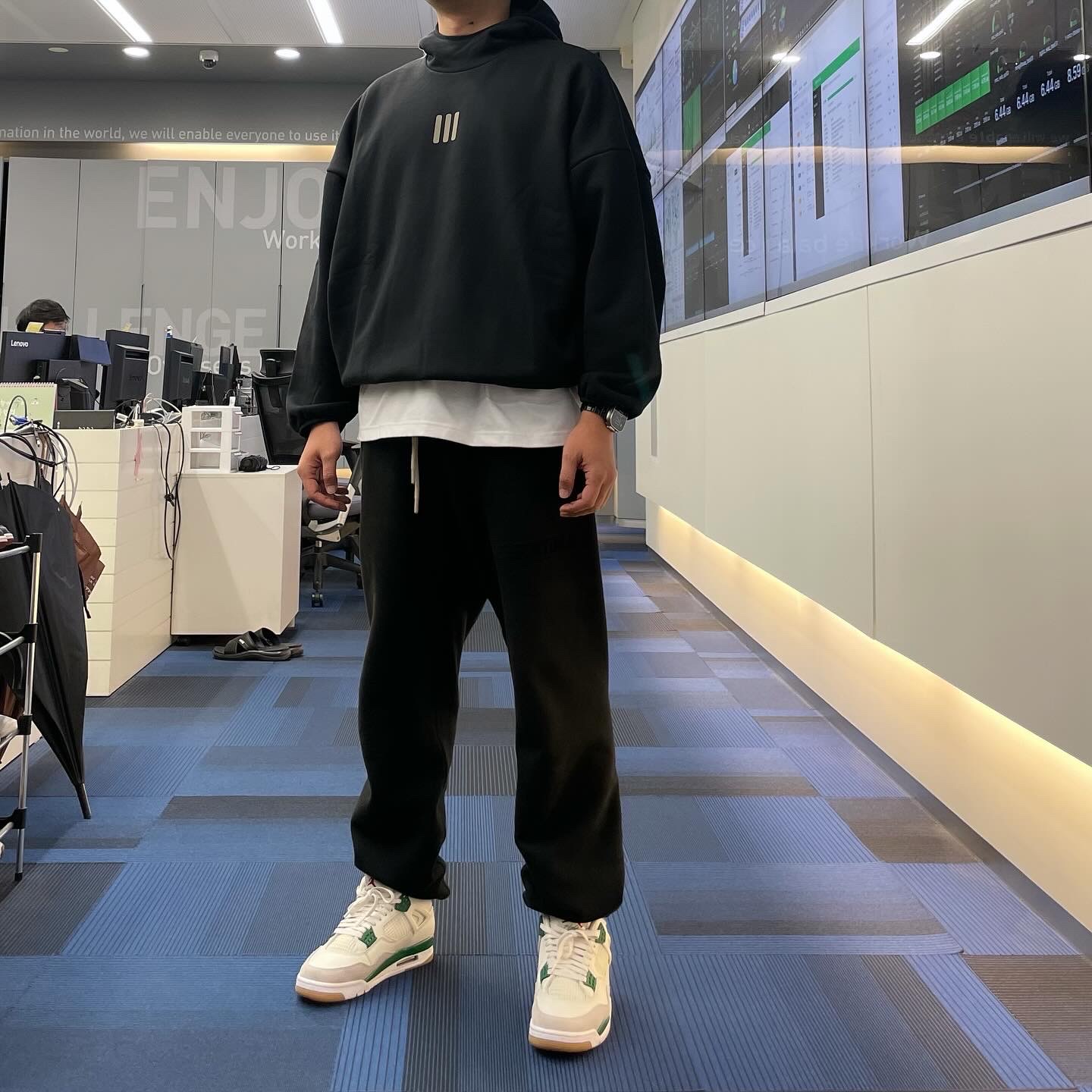 Adidas x Fear of God Athletics Heavy Fleece Hoodie Black - KR Sizing, Jordan 4 x Nike SB Retro SP Pine Green 착용 스타일 - 2