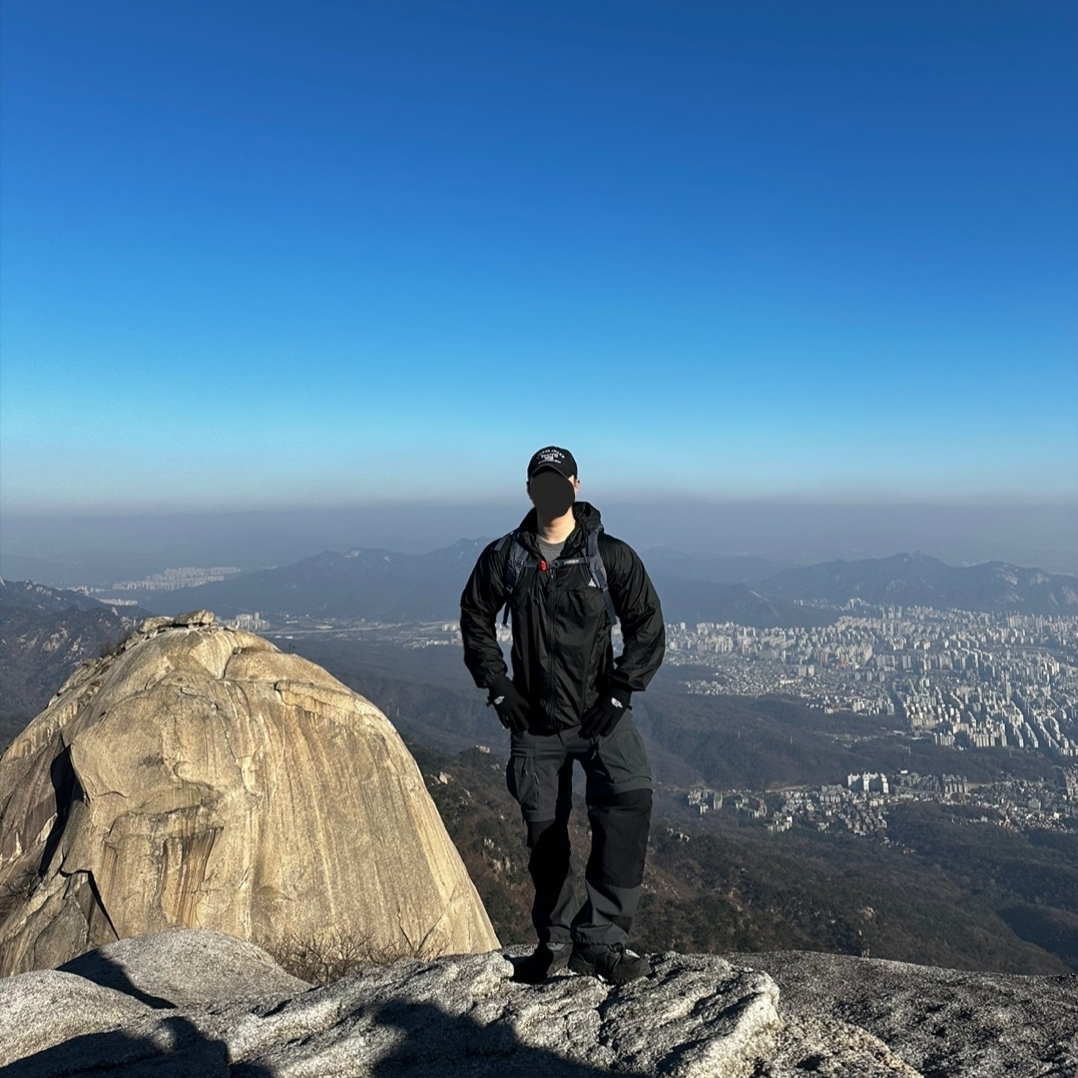 Nike ACG Smith Summit Cargo Pants Dark Smoke Grey - Asia, Nike ACG Cinder Cone Windproof Jacket Black Anthracite - Asia 착용 스타일 - 2