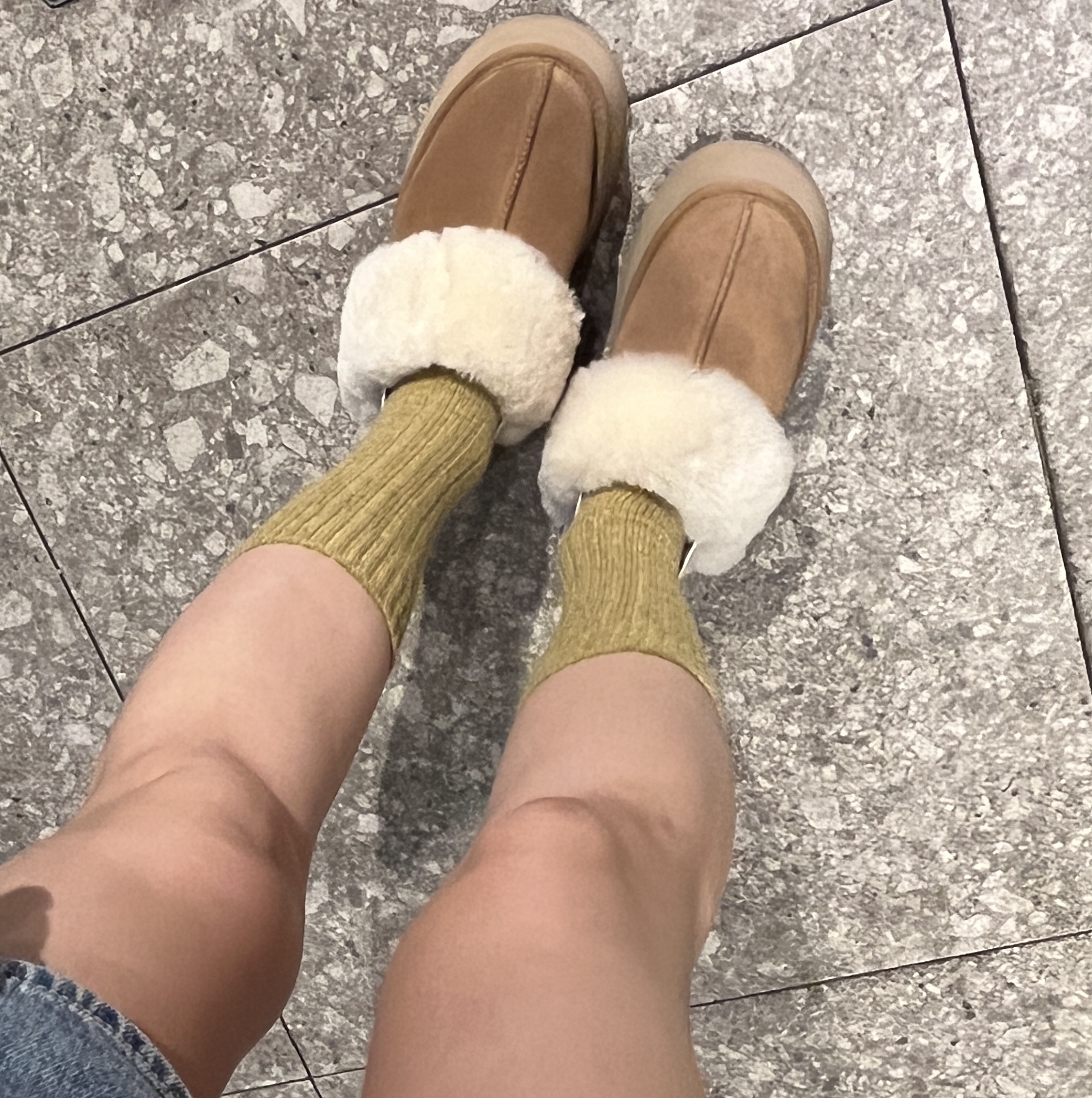 (W) UGG Funkette Slides Chestnut 착용 스타일