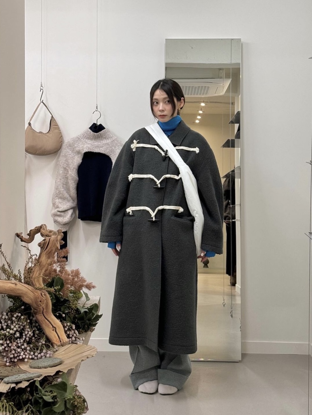 Enor Woman Vegan Leather Cutting Mustang Black, En Or Women High Neck Cropped Bolero Knit Ivory 착용 스타일 - 1