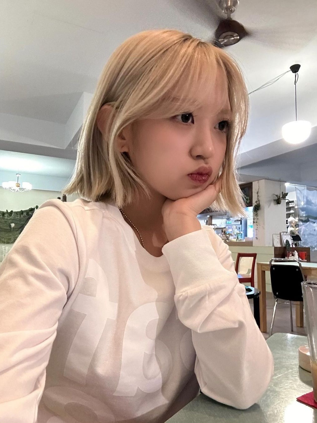 [KREAM 단독] Safarispot Women 1/2 Basic Safari LS T-Shirt White, [KREAM 단독] Safarispot Women 1/2 Basic Safari LS T-Shirt Black 착용 스타일 - 2