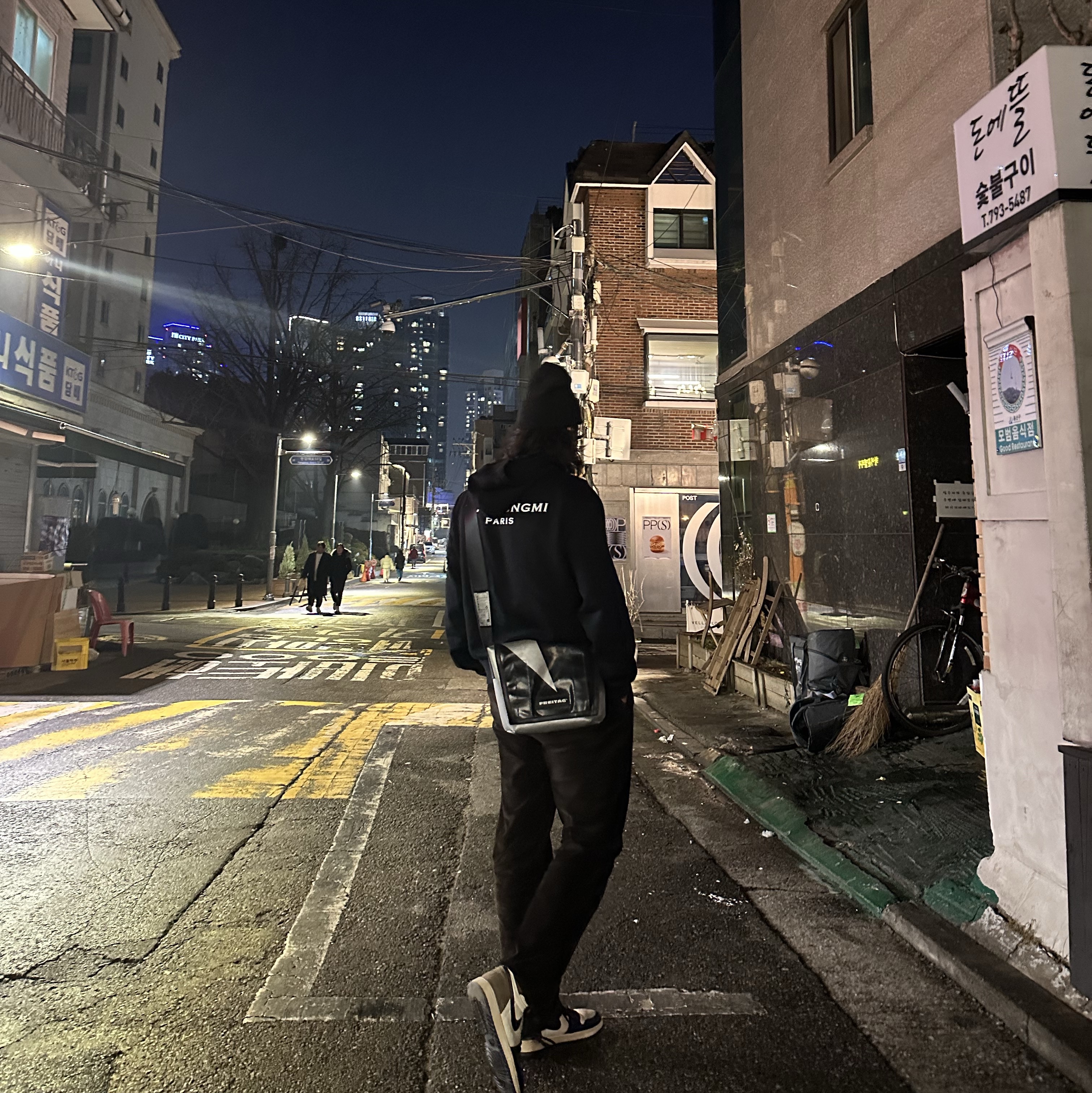 Wooyoungmi Cotton Back Logo Hooded Sweatshirt Black - 23SS 착용 스타일