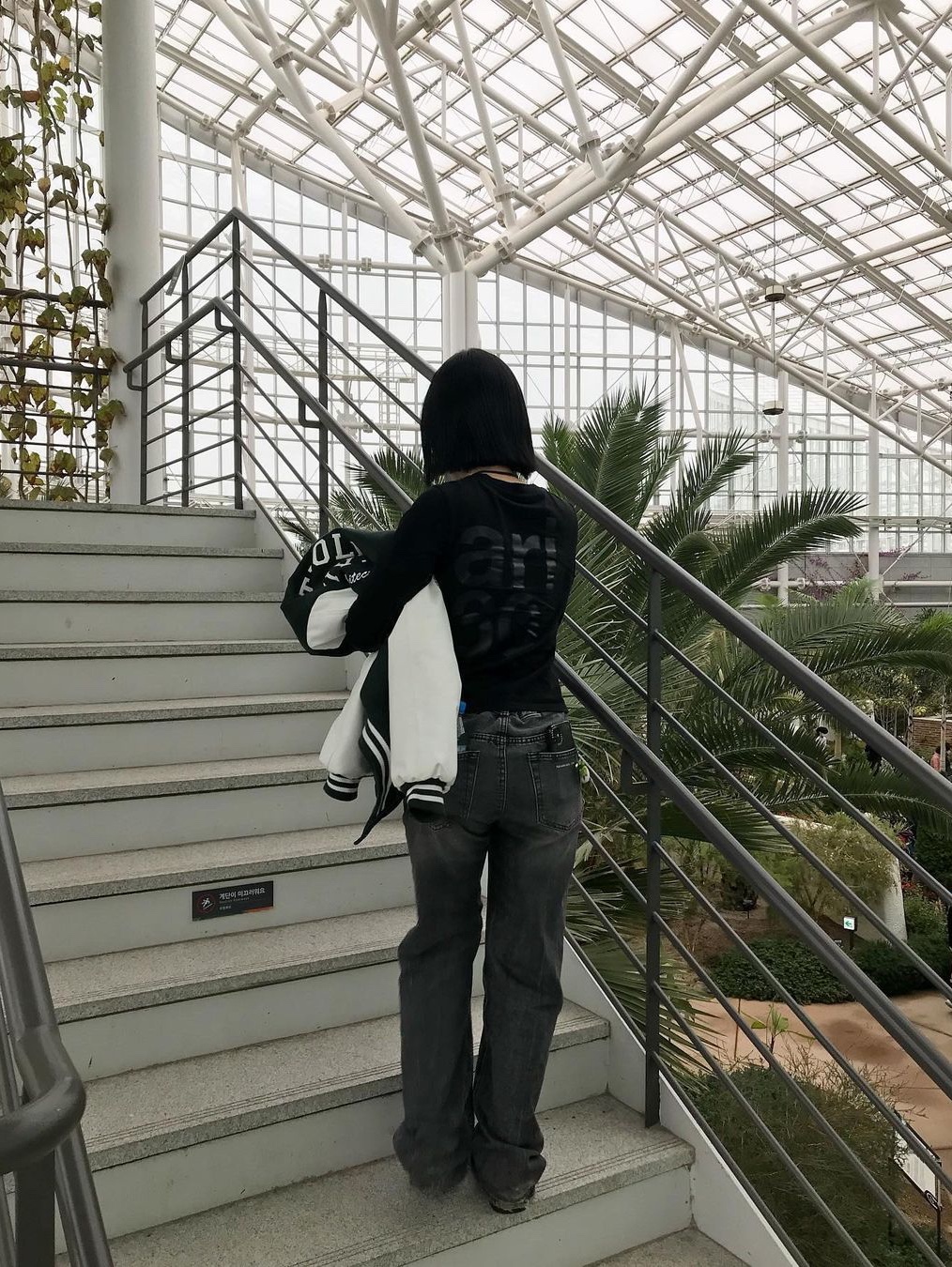 [예약 배송][KREAM 단독] Safarispot Women 1/2 Basic Safari LS T-Shirt Black 착용 스타일