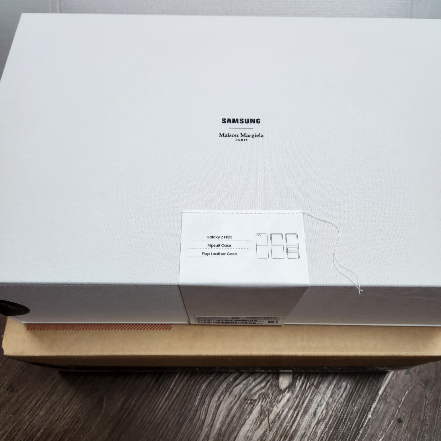 Samsung Galaxy Z Flip5 Maison Margiela Edition (Korean Ver.) 착용 스타일