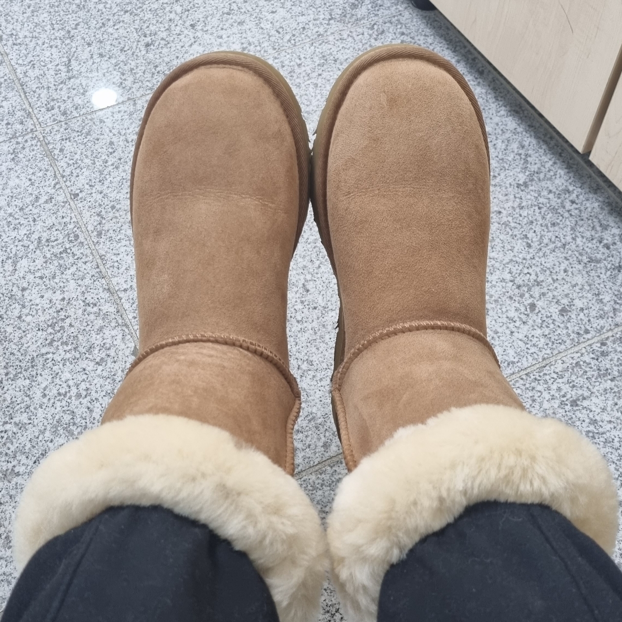 (W) UGG Classic Short II Boots Chestnut 착용 스타일 - 2
