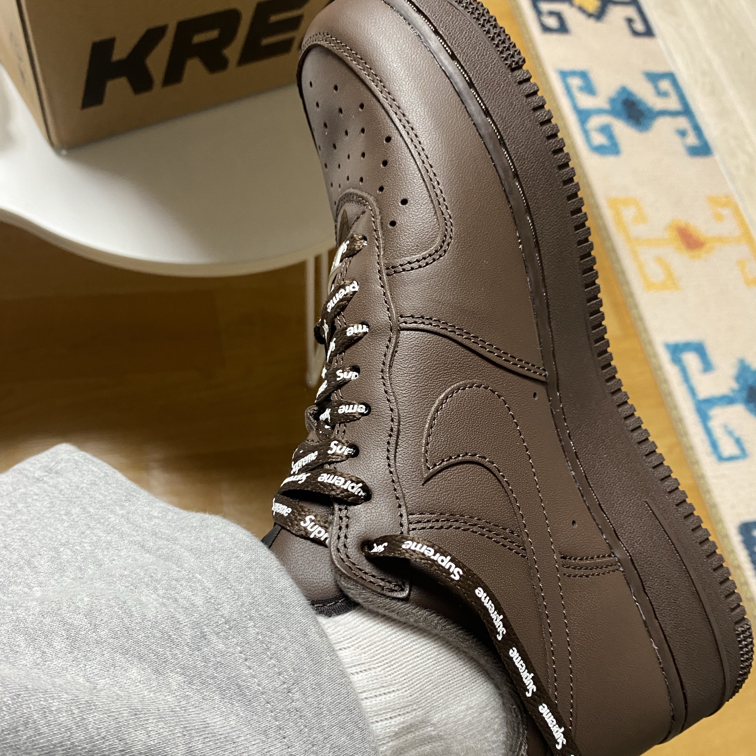 Nike x Supreme Air Force 1 Low Baroque Brown 착용 스타일 - 2