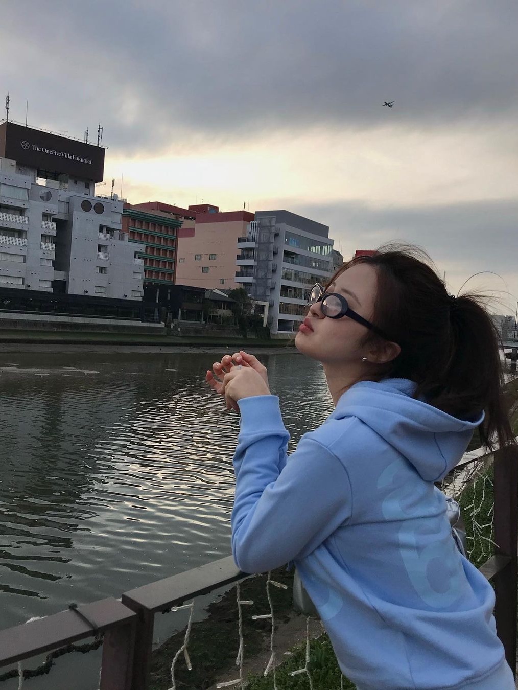 [KREAM 단독] Safarispot Women 1/2 Basic Safari Hoodie Sky, [KREAM 단독] Safarispot Women 1/2 Basic Safari Hoodie Black 착용 스타일 - 1