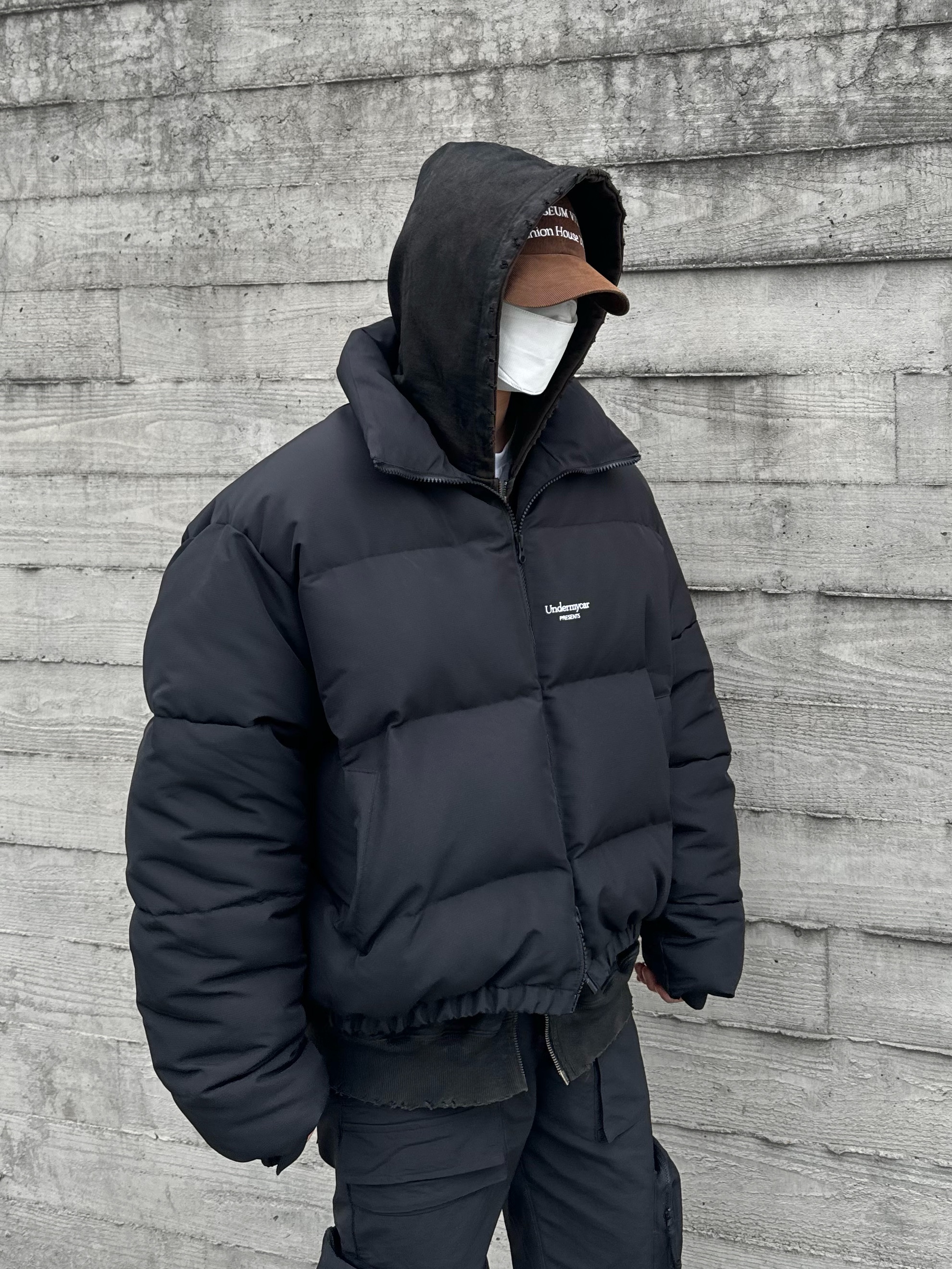 Undermycar Mu.15 Anti Fxxking Logo Play Triple Logo Crop Padding Jacket Black, Asics x Atmos x Undermycar Gel-Kayano 14 Pepper Black 착용 스타일 - 3