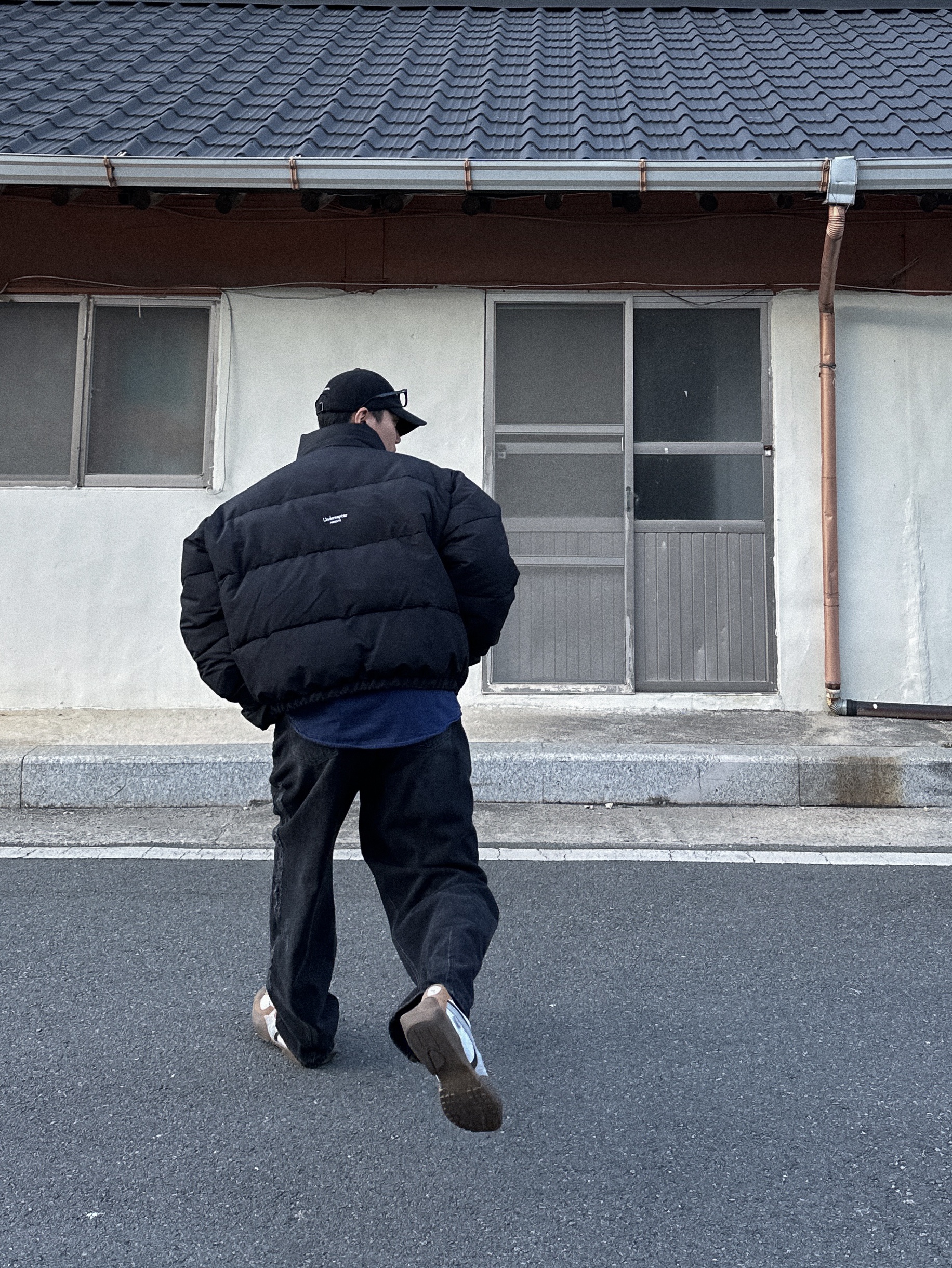 Undermycar Mu.15 Anti Fxxking Logo Play Triple Logo Crop Padding Jacket Black 착용 스타일 - 1