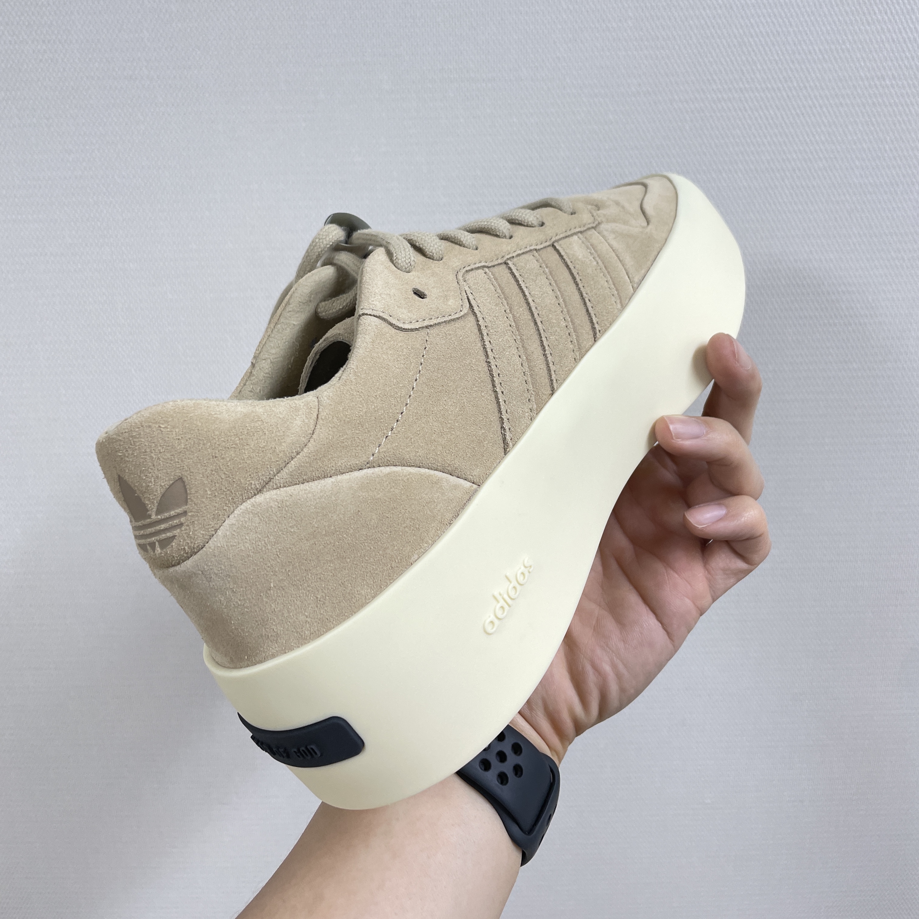 Adidas x Fear of God Athletics 86 Low Clay 착용 스타일 - 4
