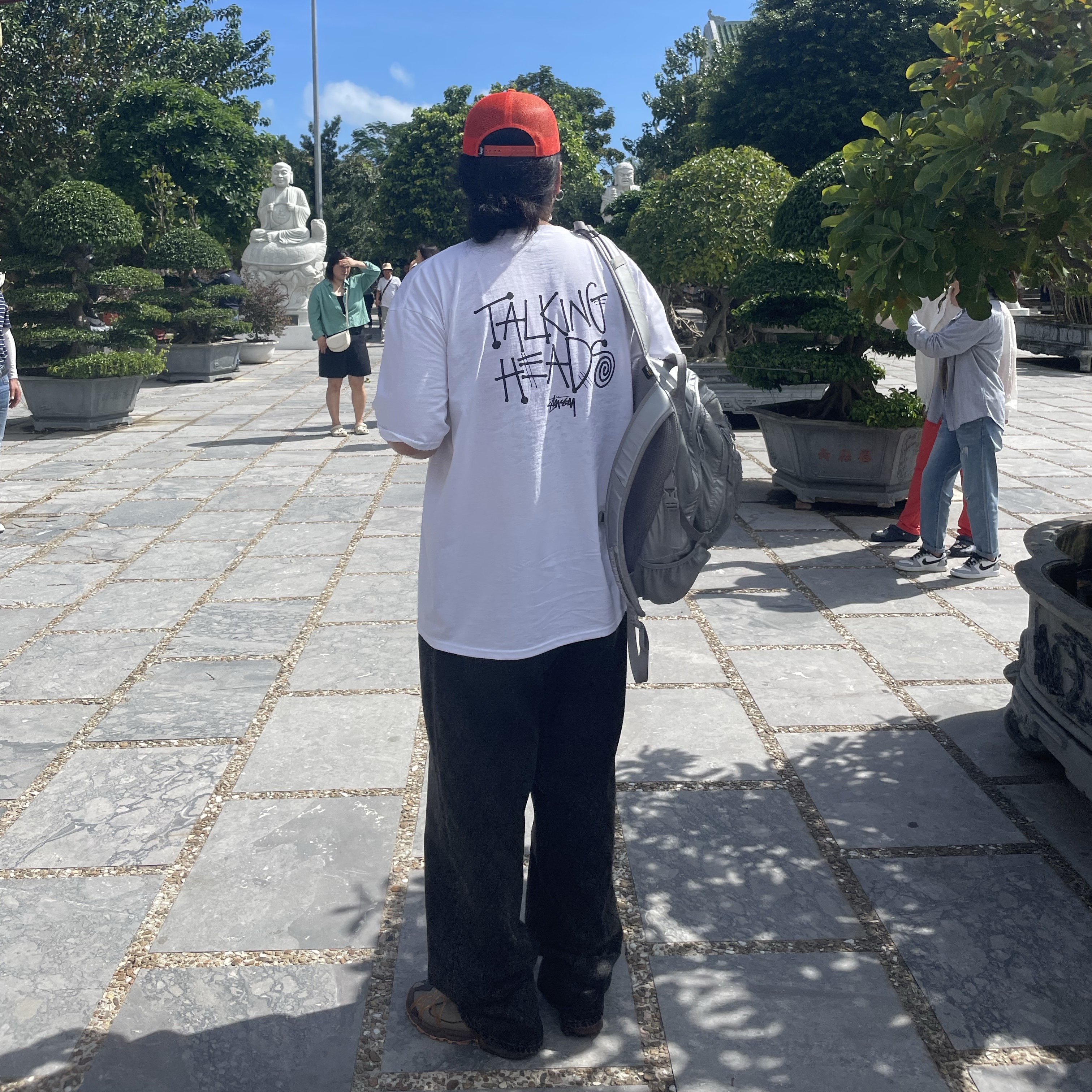 Stussy x Talking Heads Stop Making Sense T-Shirt White, Nike Air Kukini Dark Chocolate 착용 스타일 - 2