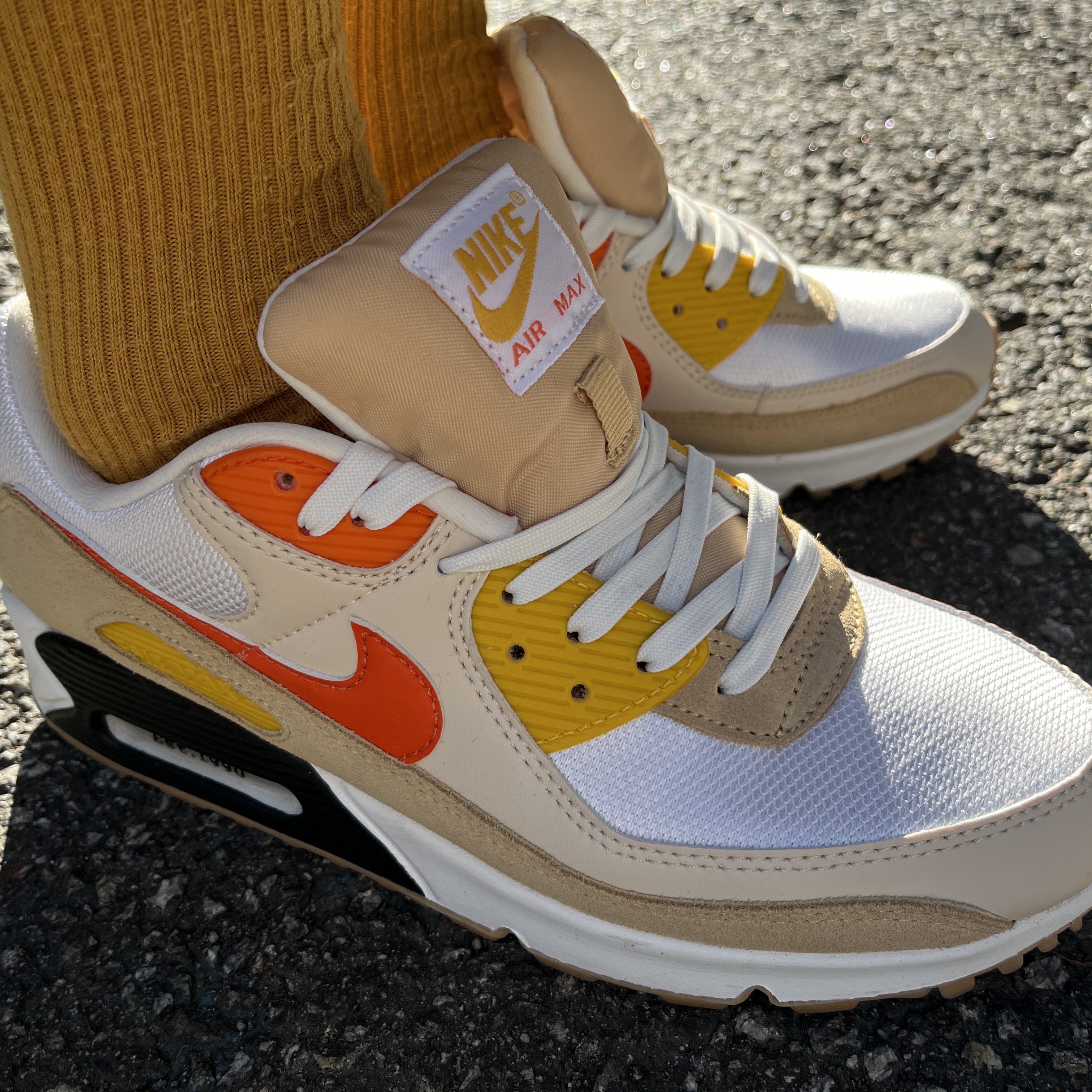Nike Air Max 90 SE Lemon Wash Safety Orange 착용 스타일 - 2