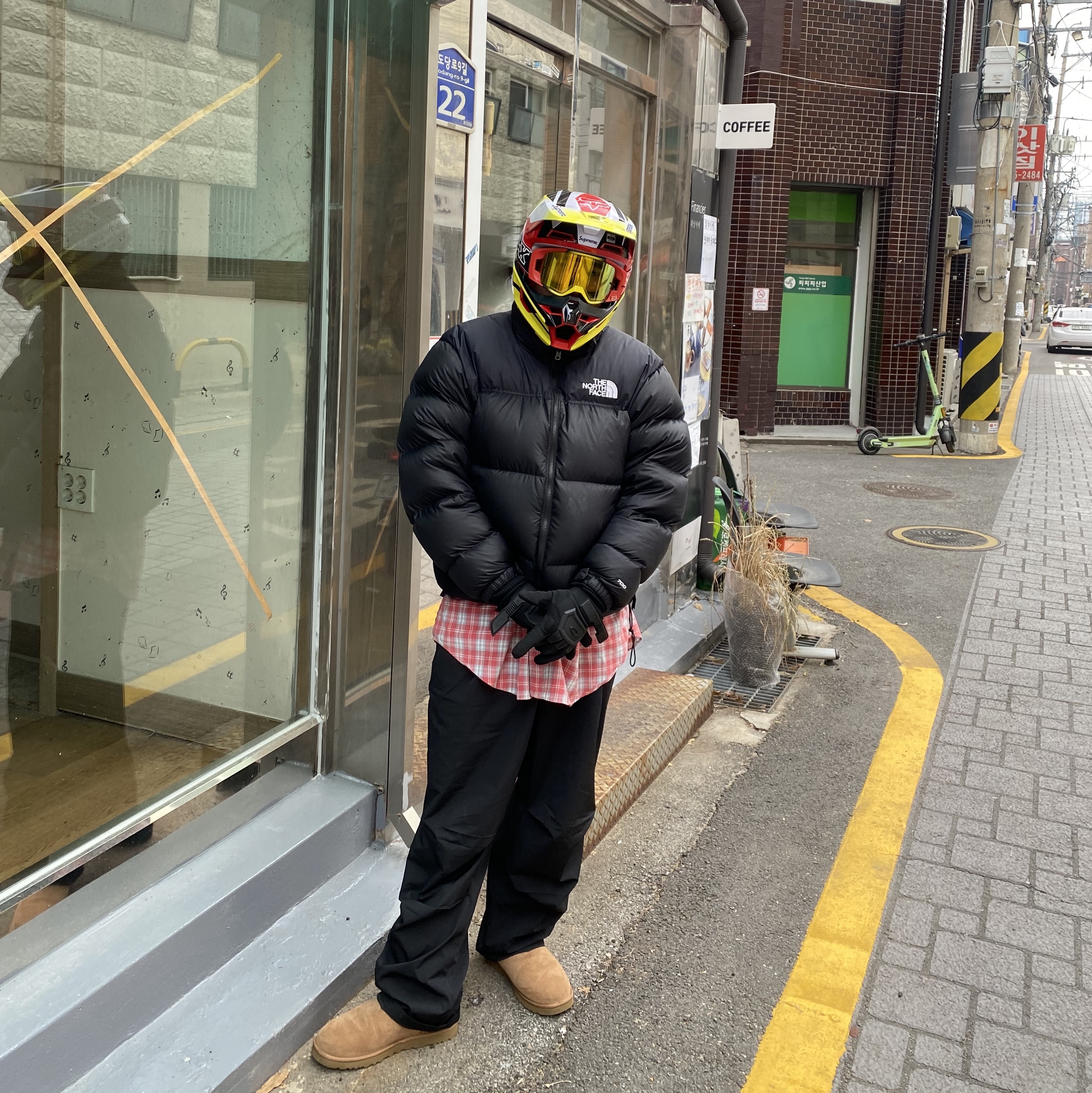 UGG Classic Short Boots Chestnut, Supreme x Honda x Fox Racing V1 Helmet Red - 19FW 착용 스타일 - 1