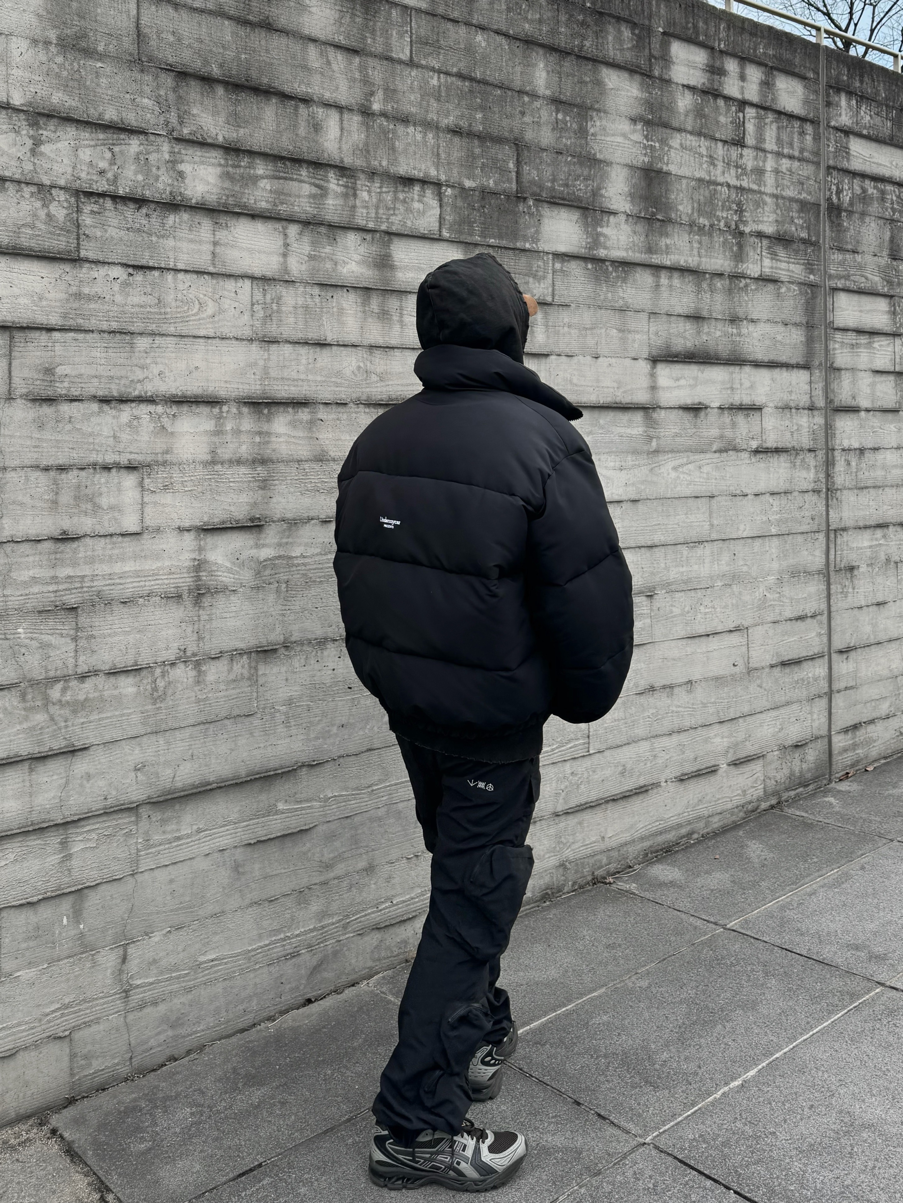 Undermycar Mu.15 Anti Fxxking Logo Play Triple Logo Crop Padding Jacket Black, Asics x Atmos x Undermycar Gel-Kayano 14 Pepper Black 착용 스타일 - 5