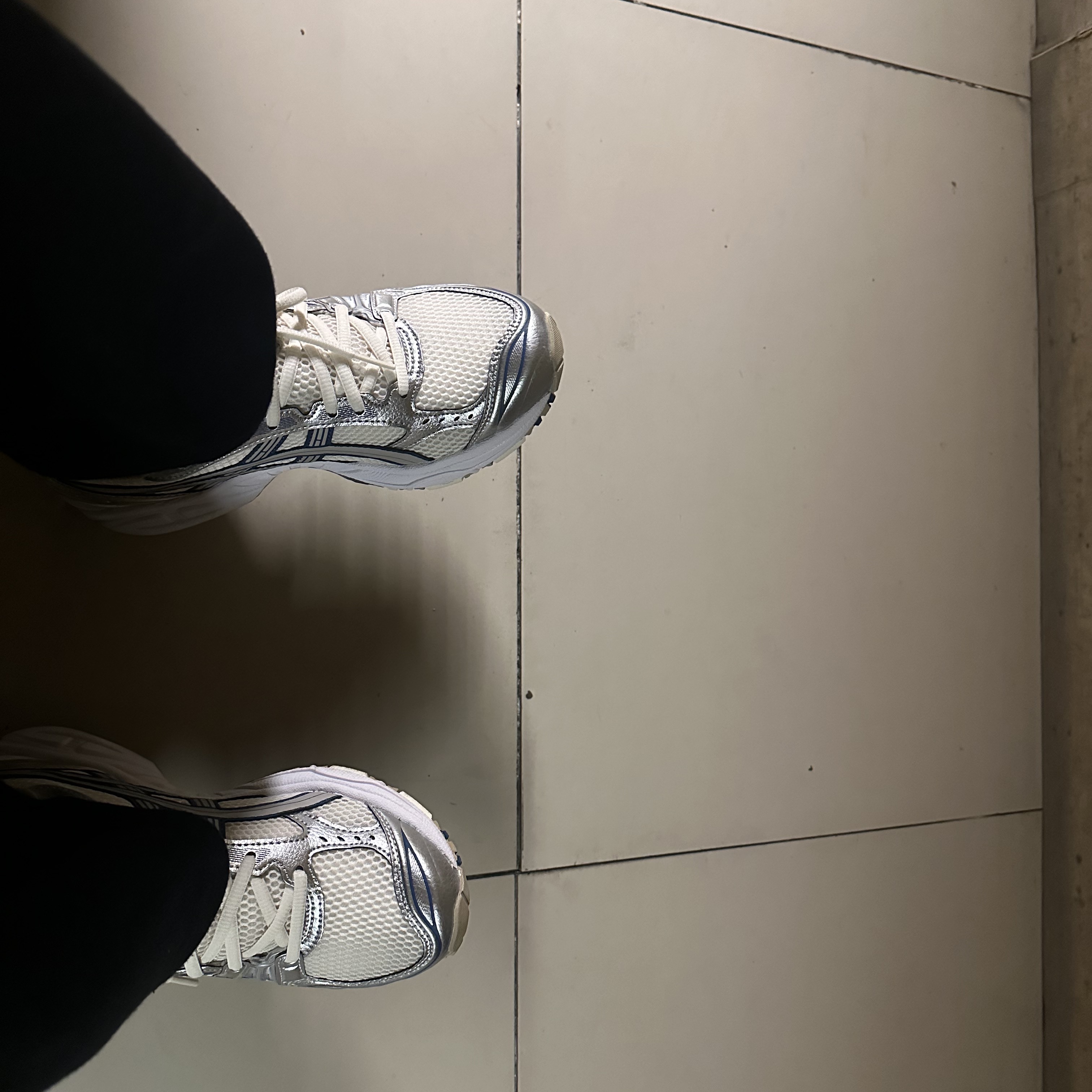 Asics Gel-Kayano 14 Cream Pure Silver 착용 스타일