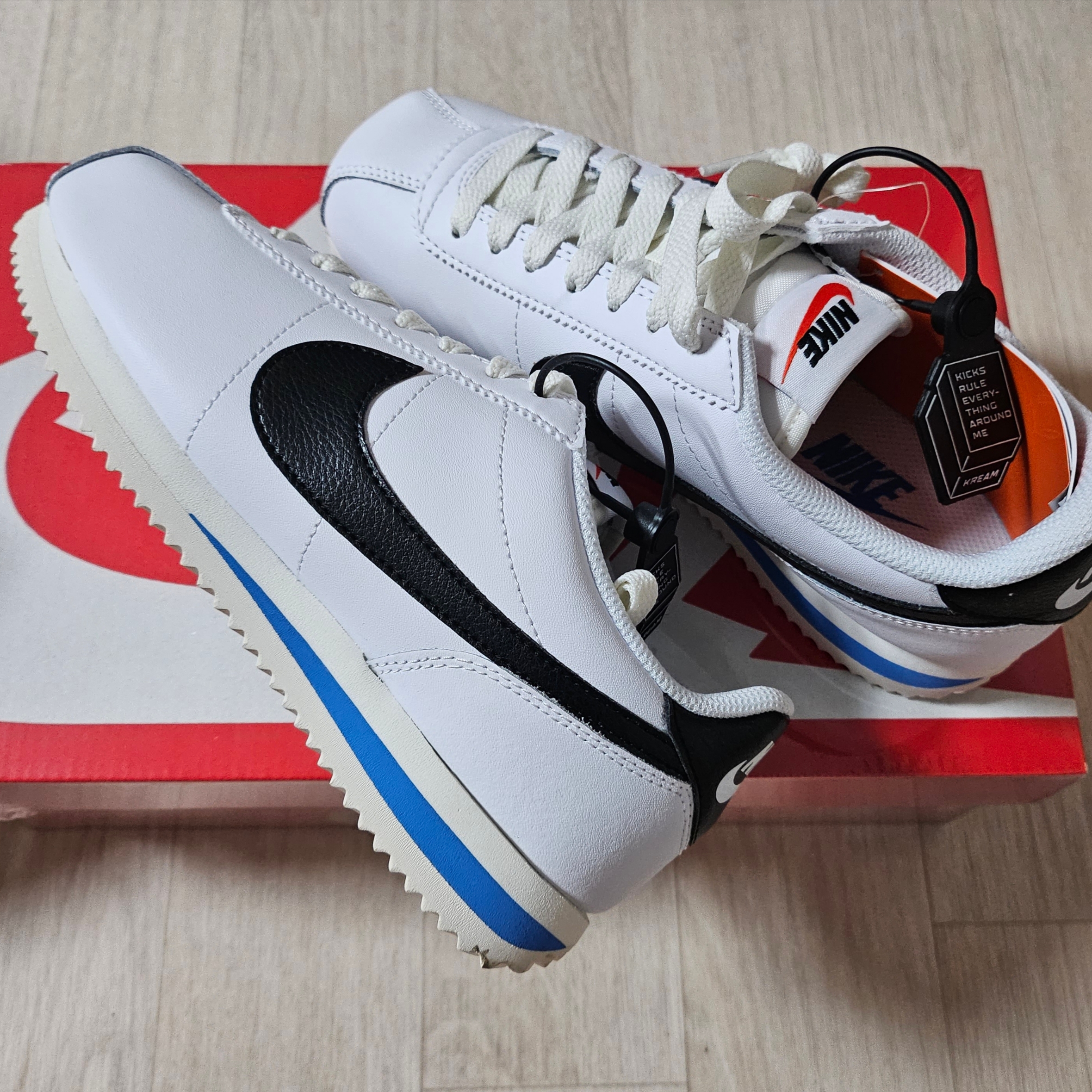 (W) Nike Cortez White and Black 착용 스타일 - 2