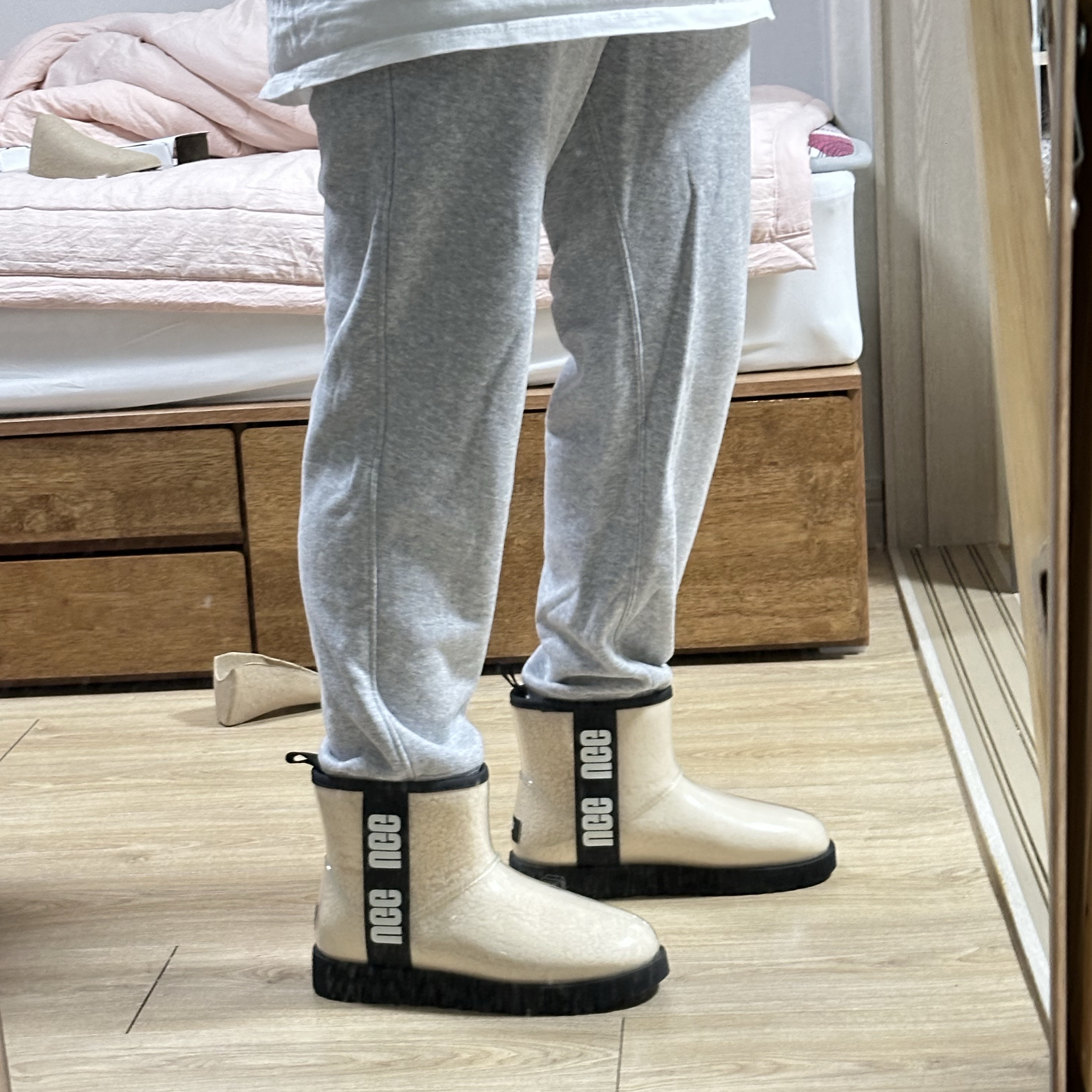 (W) UGG Classic Clear Mini Boots Natural Black 착용 스타일 - 3