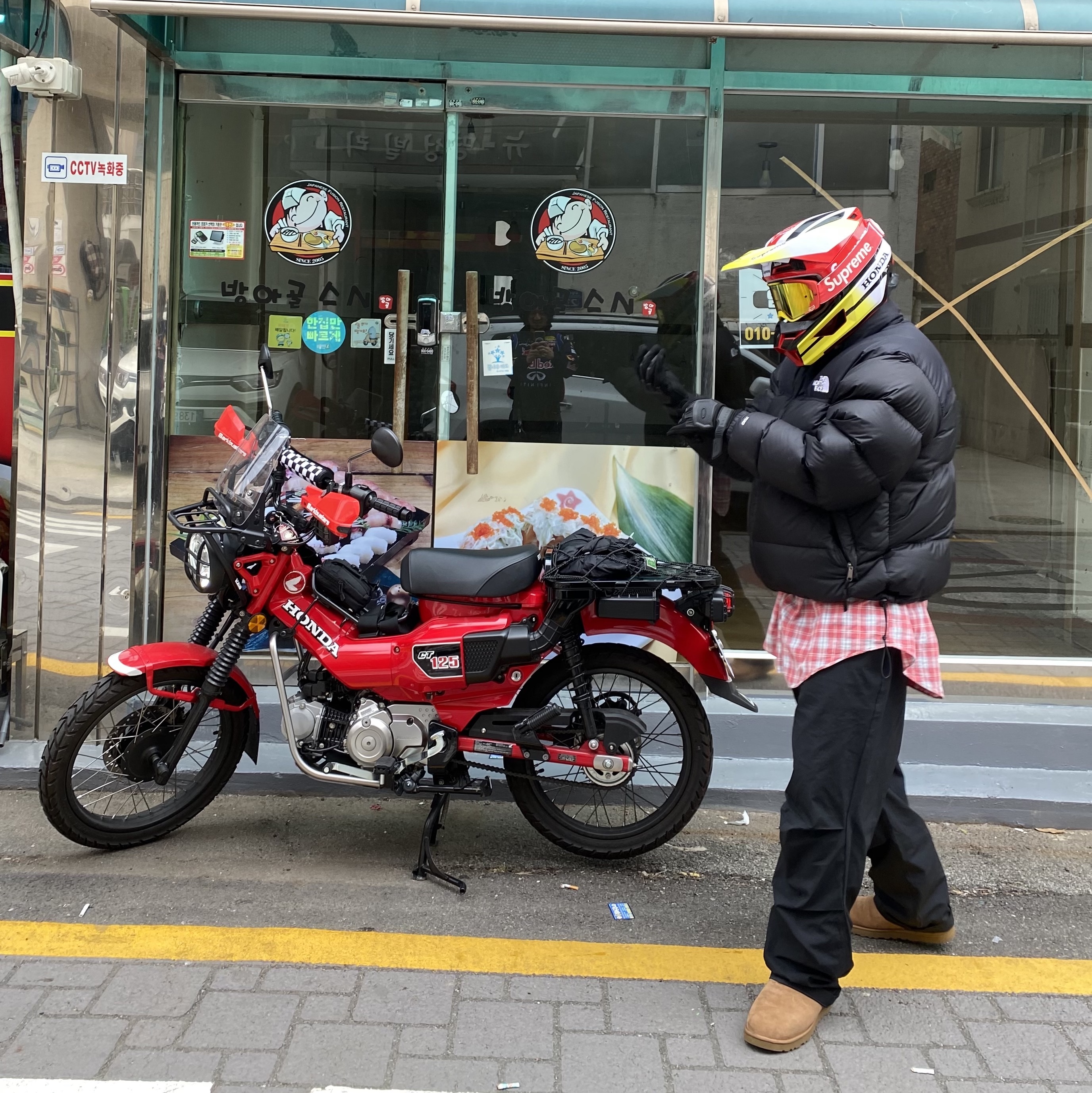 UGG Classic Short Boots Chestnut, Supreme x Honda x Fox Racing V1 Helmet Red - 19FW 착용 스타일 - 2