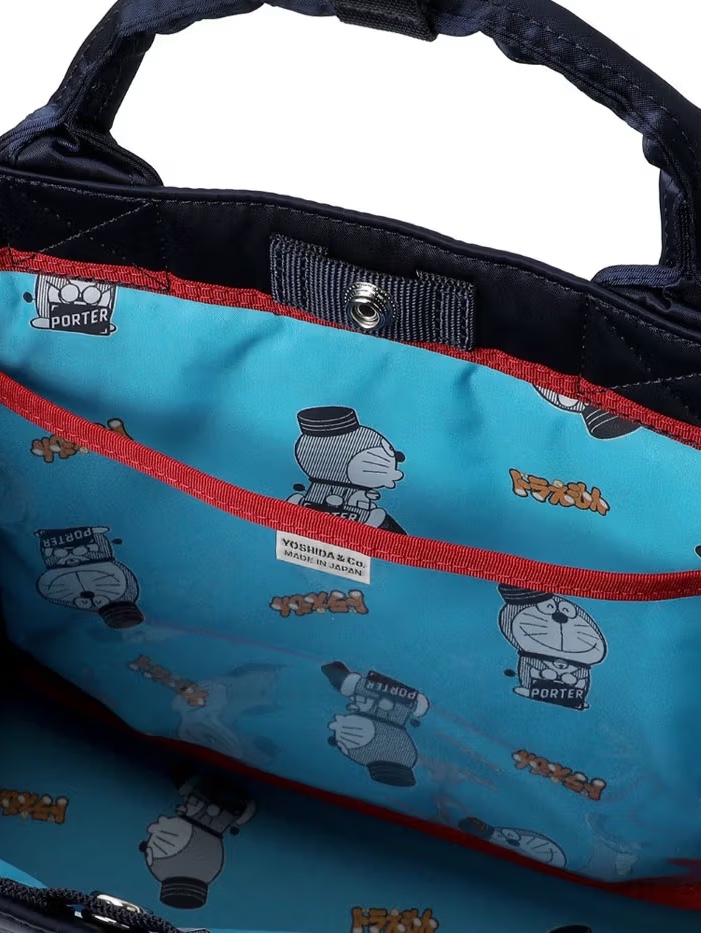 Porter x Doraemon Shoulder Bag Navy, Porter x Doraemon Tool Bag Black (With Original Can Badge) 착용 스타일 - 6