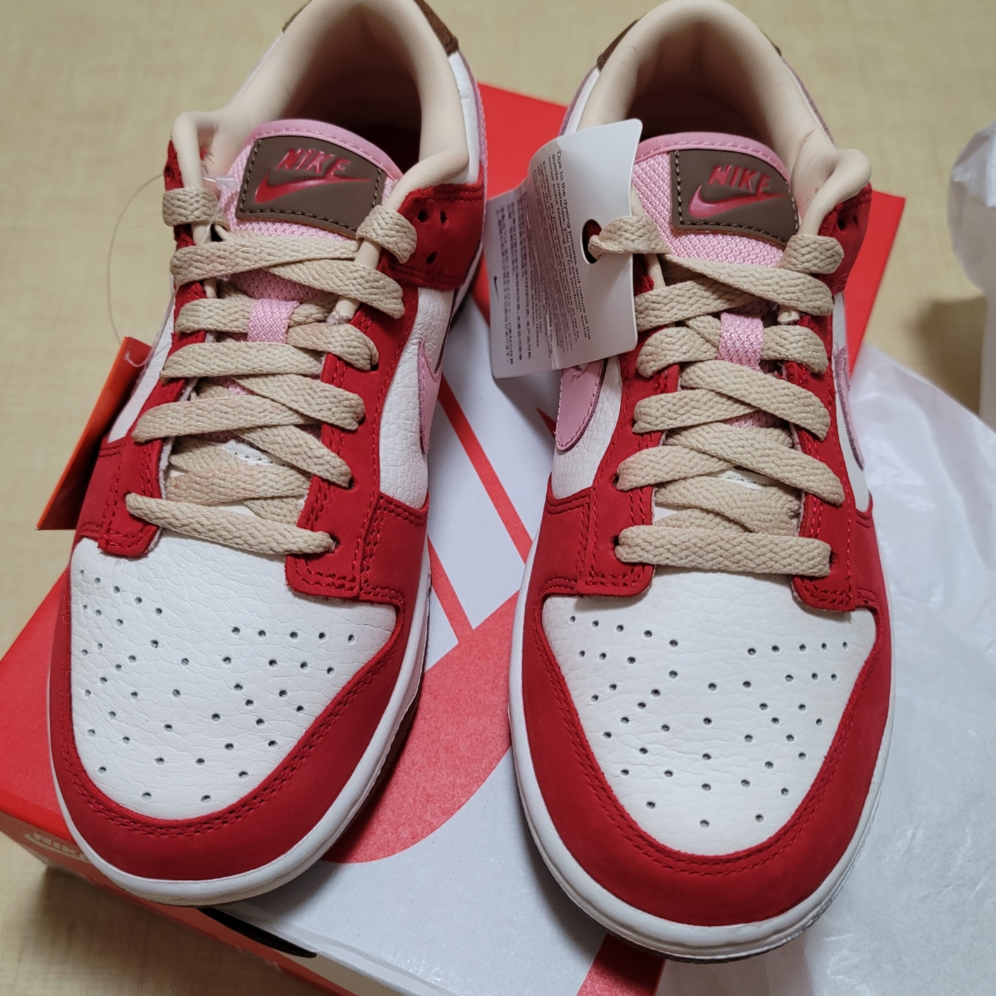 (W) Nike Dunk Low PRM Sail and Sport Red 착용 스타일 - 1