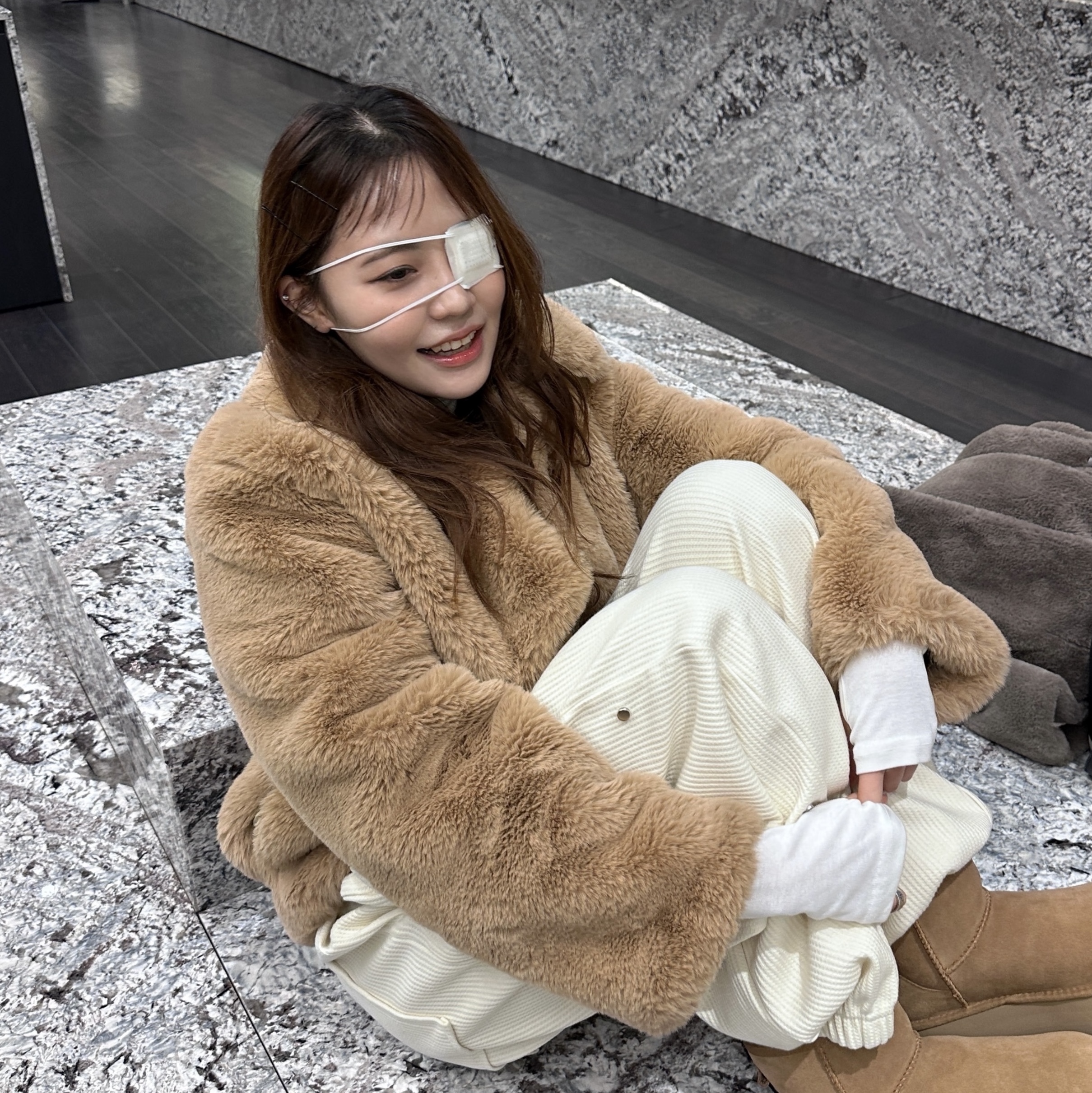 Balenciaga Arena Lambskin Le Cagole XS Shoulder Bag Black, (W) UGG Classic Mini Platform Boots Chestnut 착용 스타일 - 3
