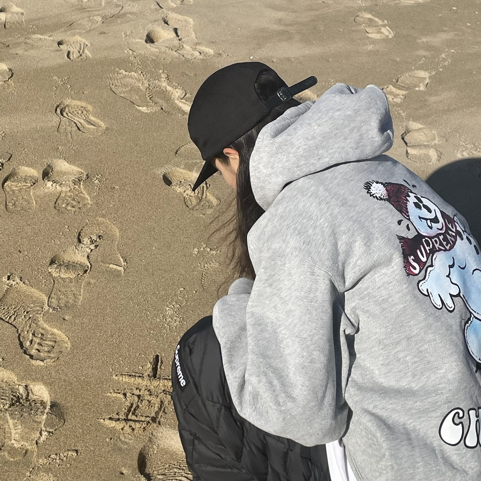 Supreme Snowman Hooded Sweatshirt Heather Grey - 21FW, Supreme Washed Chino Twill Camp Cap Black 착용 스타일 - 1