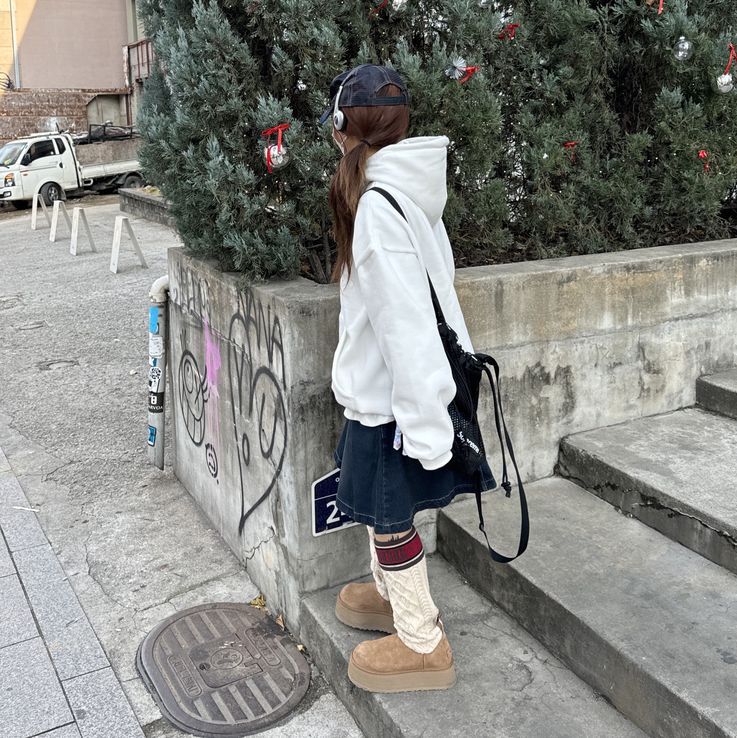 (W) UGG Classic Sweater Letter Boots Chestnut 착용 스타일 - 4