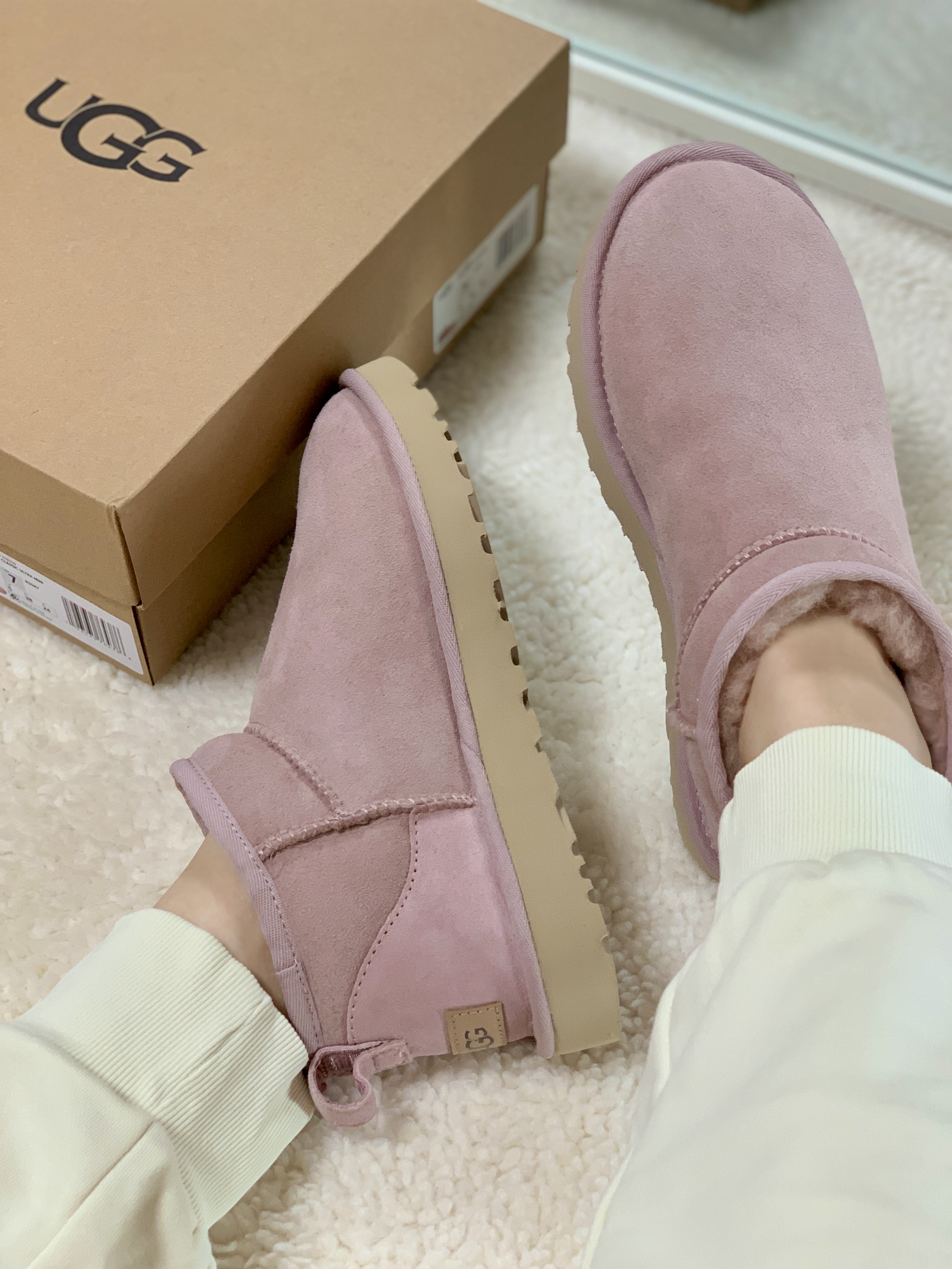 (W) UGG Classic Ultra Mini Rose Grey 착용 스타일 - 3