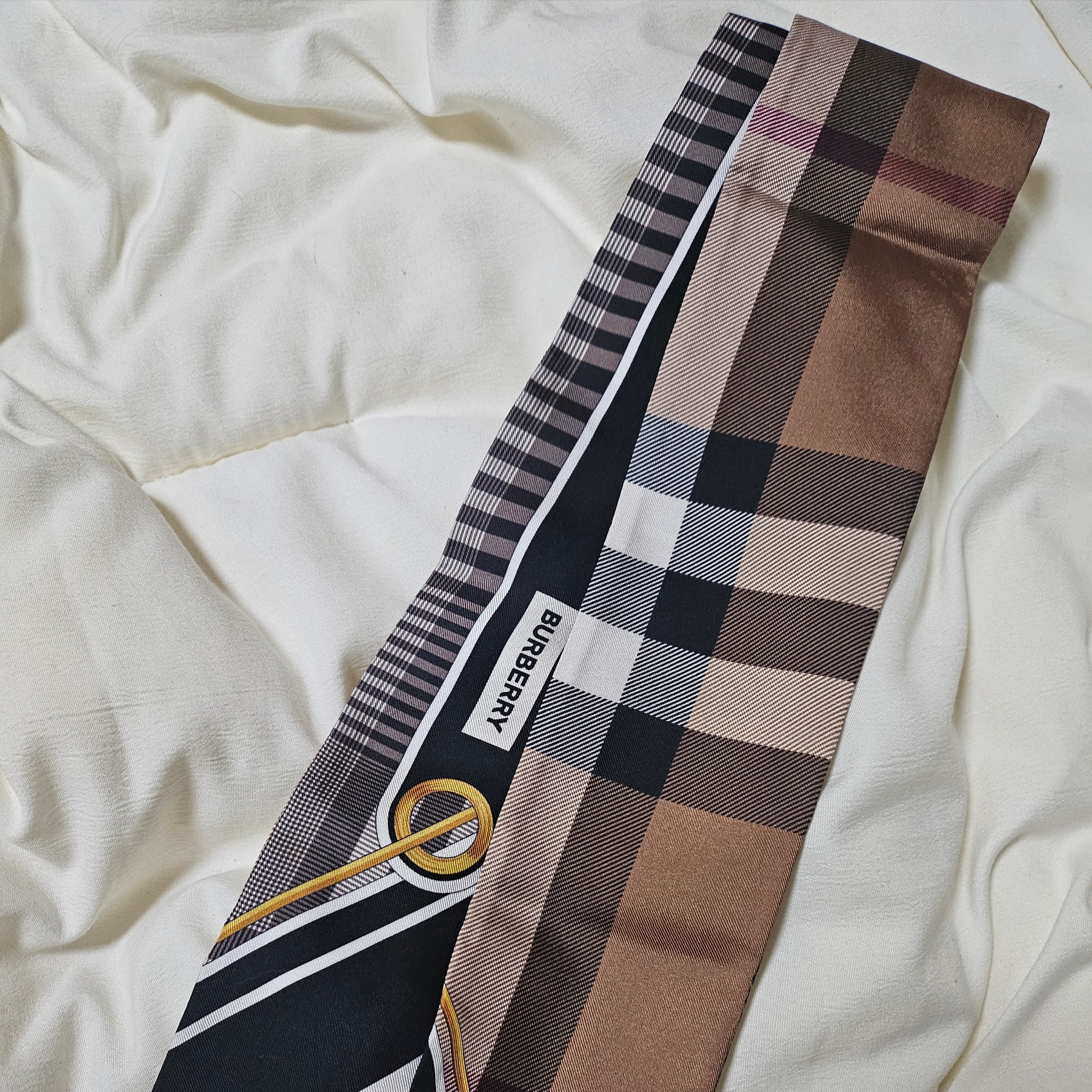 (W) Burberry Check Print Silk Skinny Scarf Black 착용 스타일