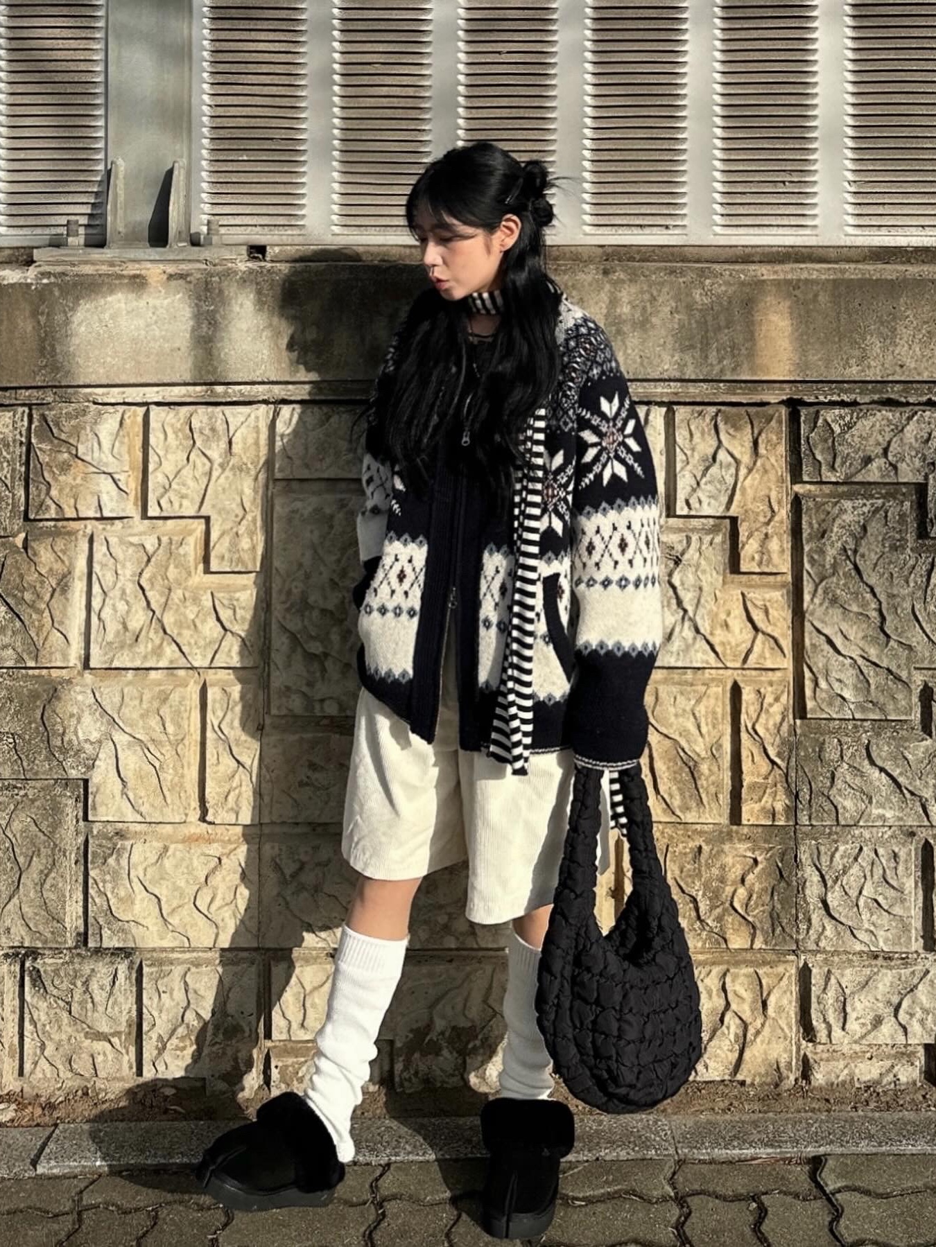 Millo Women Snow Jaquard Knit Zip-up Ivory, COS Quilted Mini Bag Black 착용 스타일 - 2