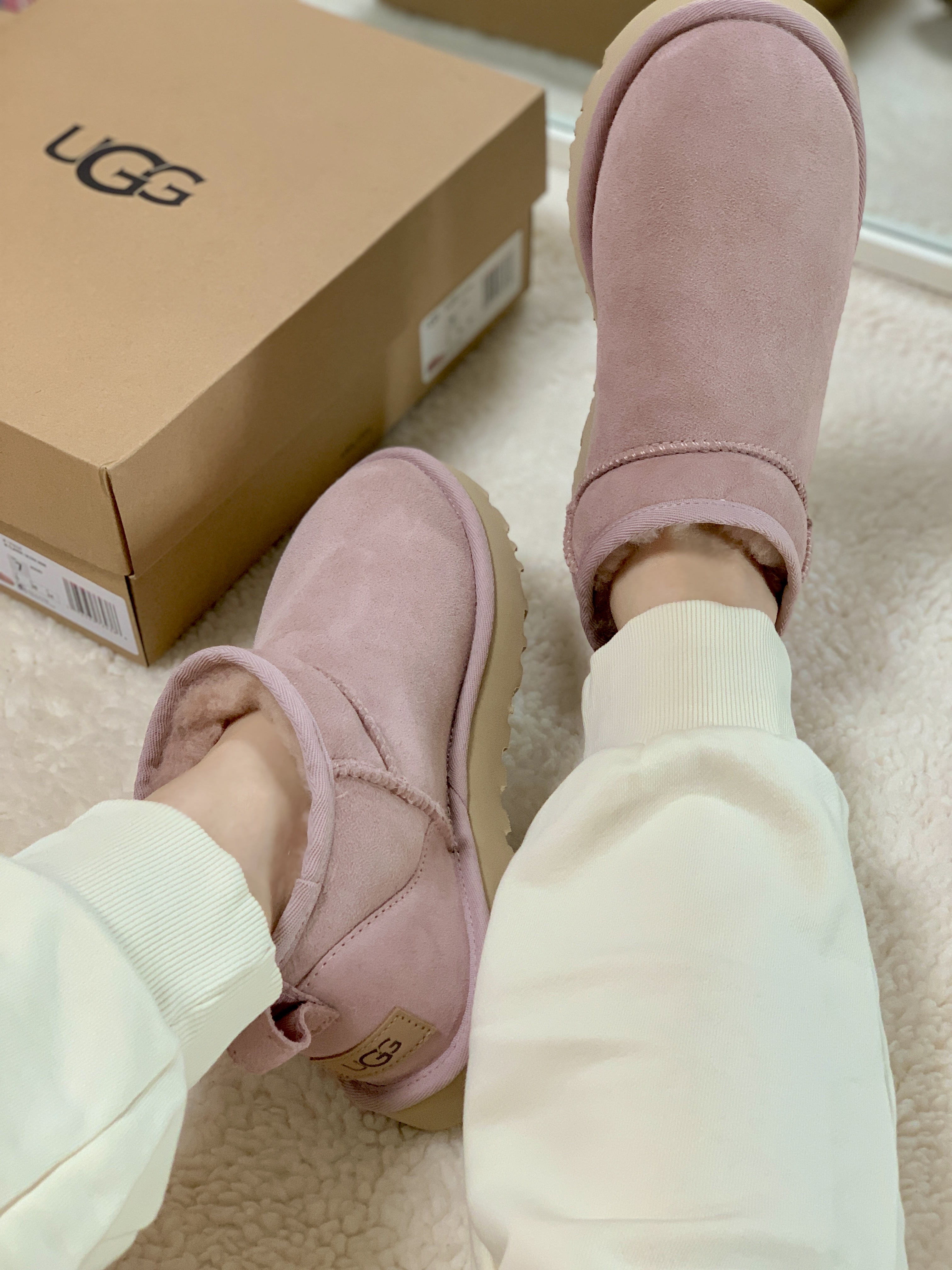 (W) UGG Classic Ultra Mini Rose Grey 착용 스타일 - 4